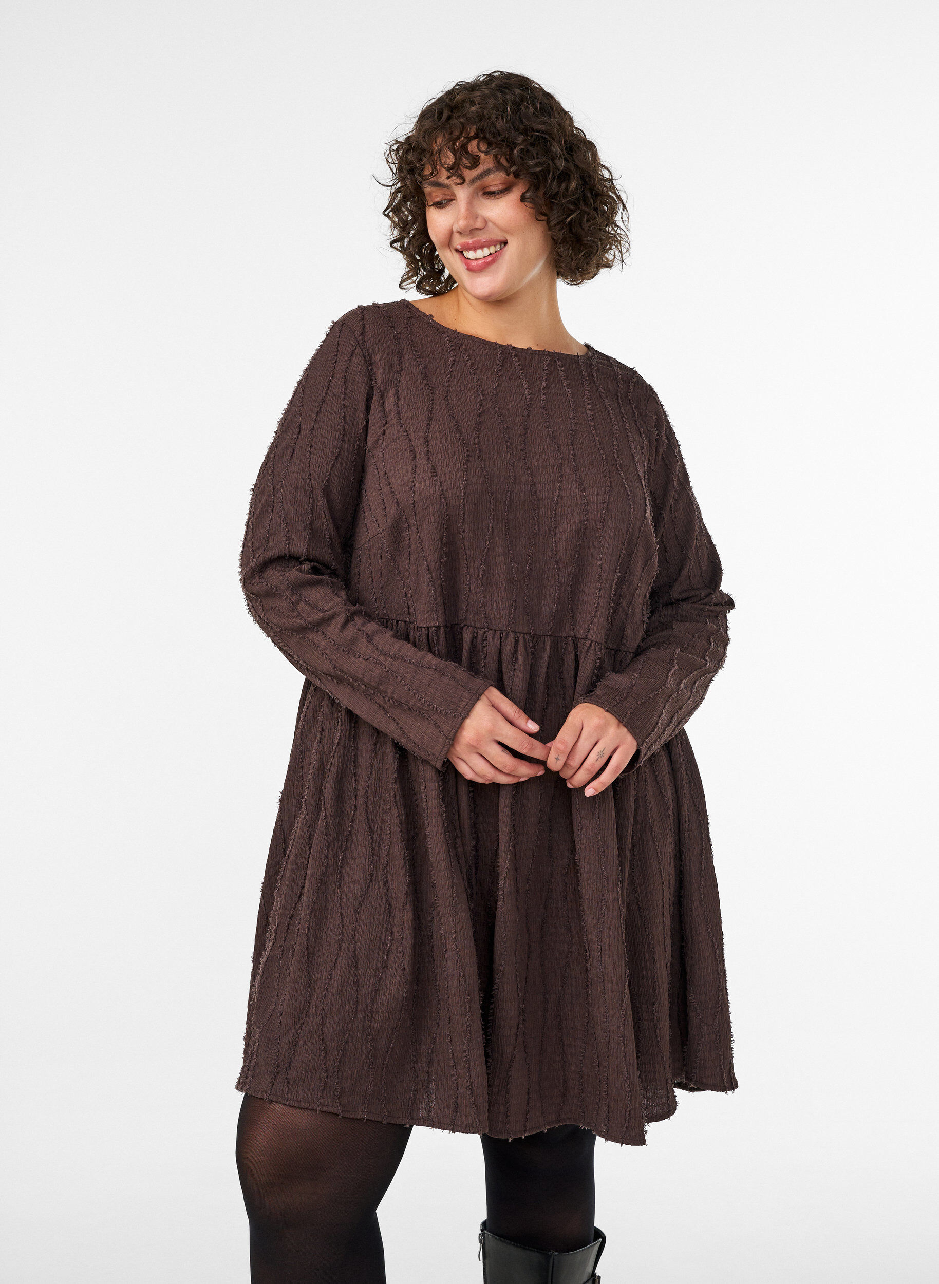 ZizziKurzes Jerseykleid mit welligem Strukturmuster, Braun, Model image number 0