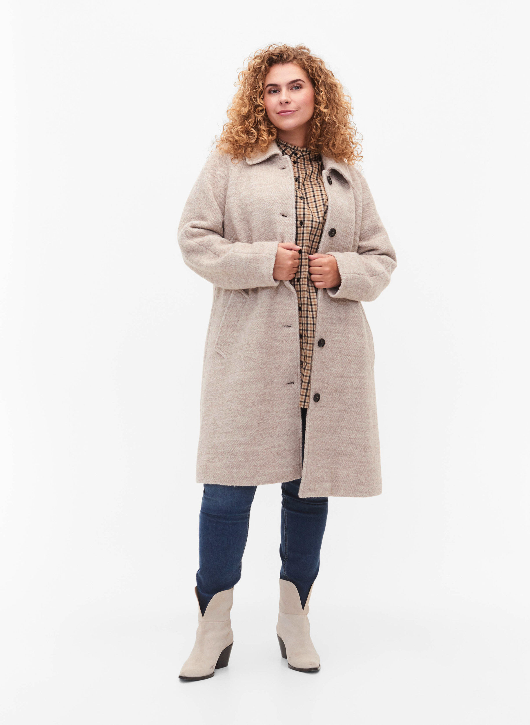 Zizzi Manteau boucl&eacute; &agrave; carreaux avec boutons, Simply Taupe, Model image number 2