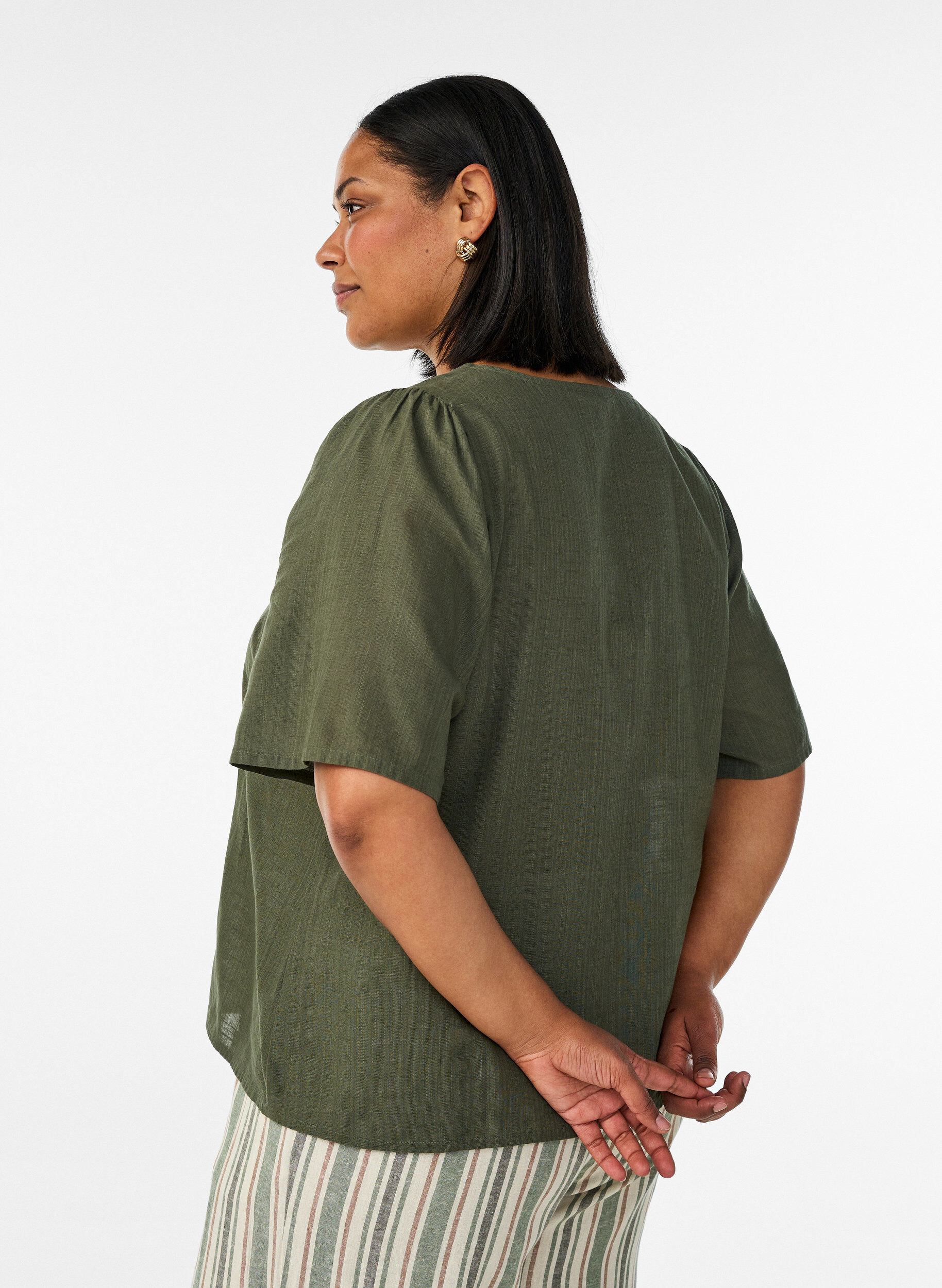 ZizziKurz&auml;rmelige Bluse aus Baumwolle mit V-Ausschnitt, Gr&uuml;n, Model image number 2