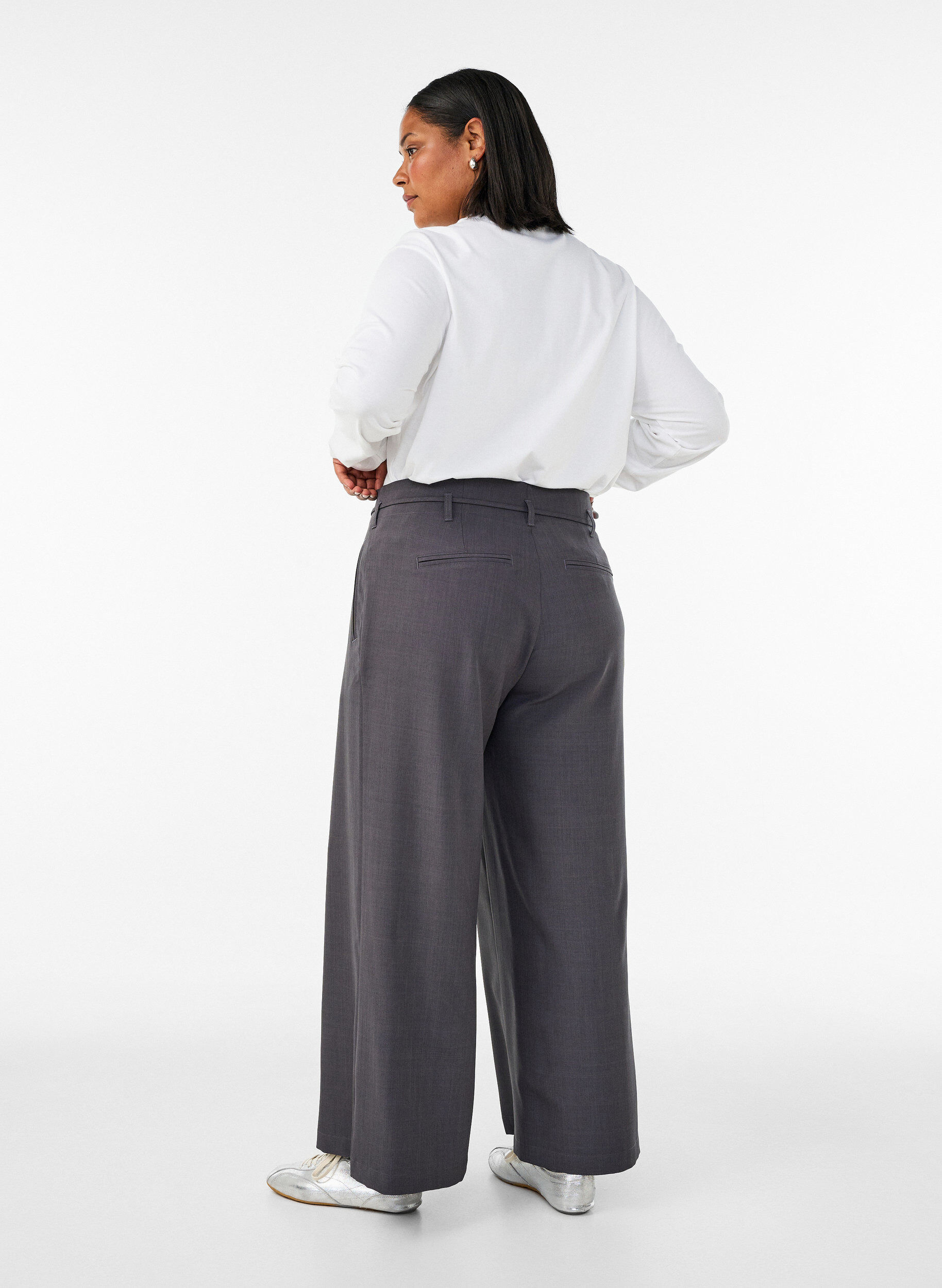 ZizziTaillierte Hose mit B&uuml;gelfalten und einem Bindeg&uuml;rtel, Grau, Model image number 1