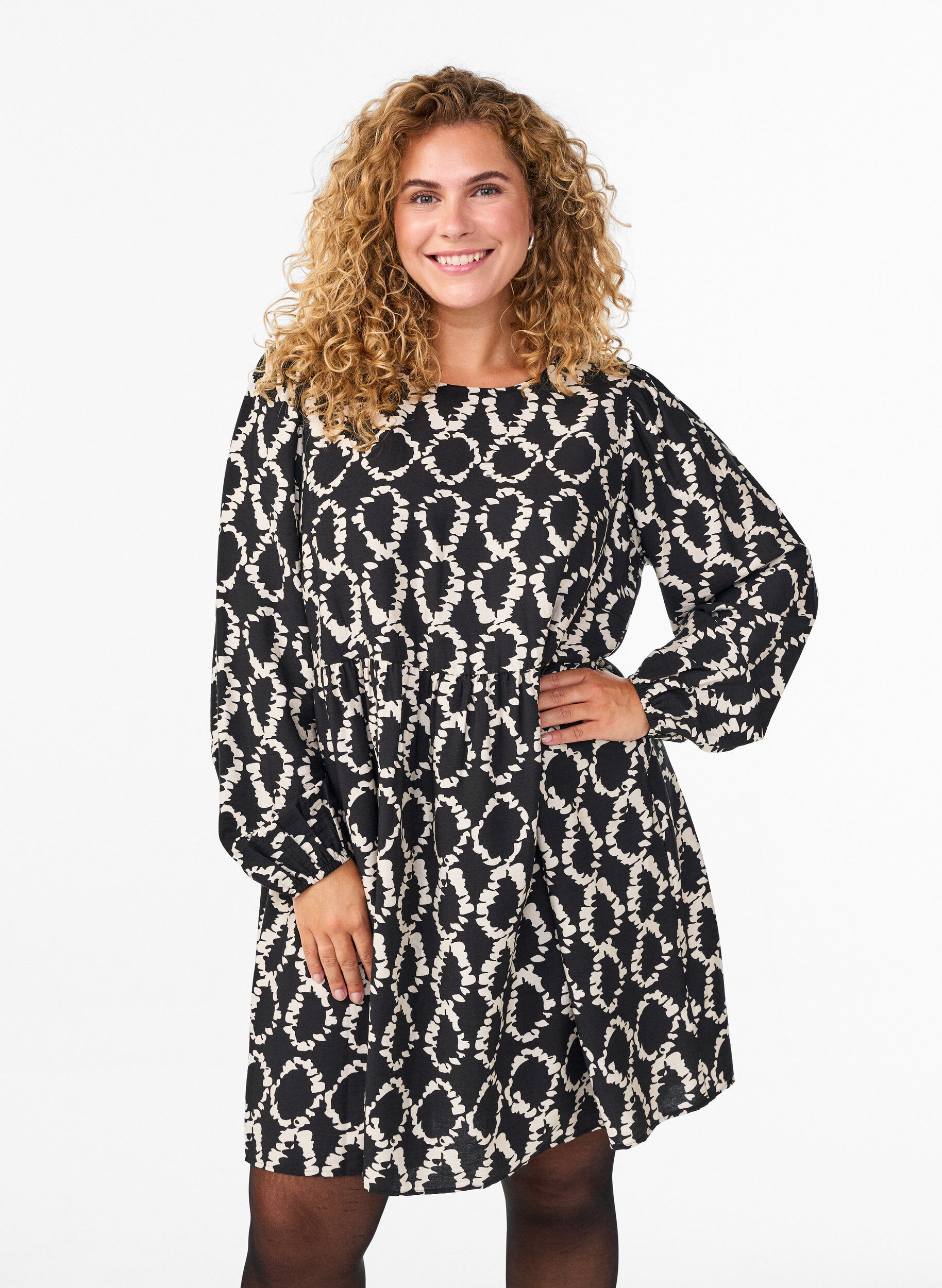Zizzi Lang&auml;rmliges Kleid mit Muster und Schleifen, Schwarz, Model image number 0