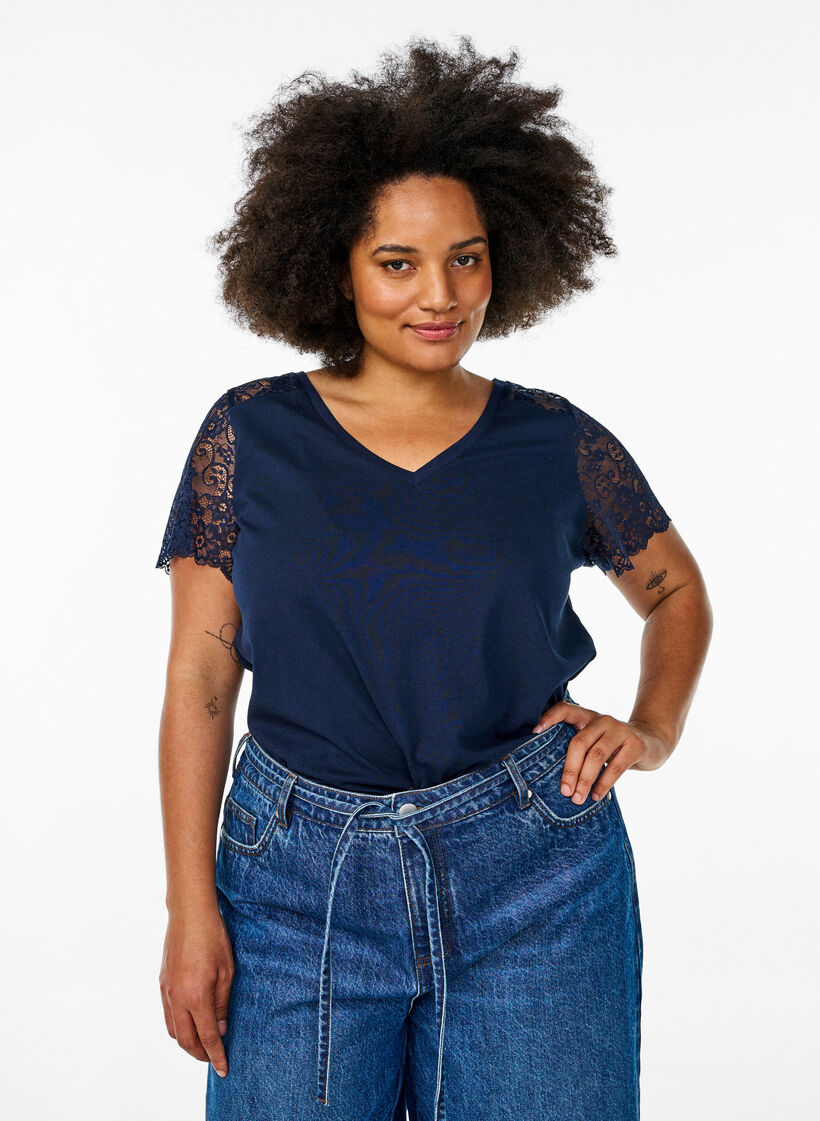 T-Shirt aus Baumwolle mit kurze Spitzenärmeln, Blau, Model image number 0