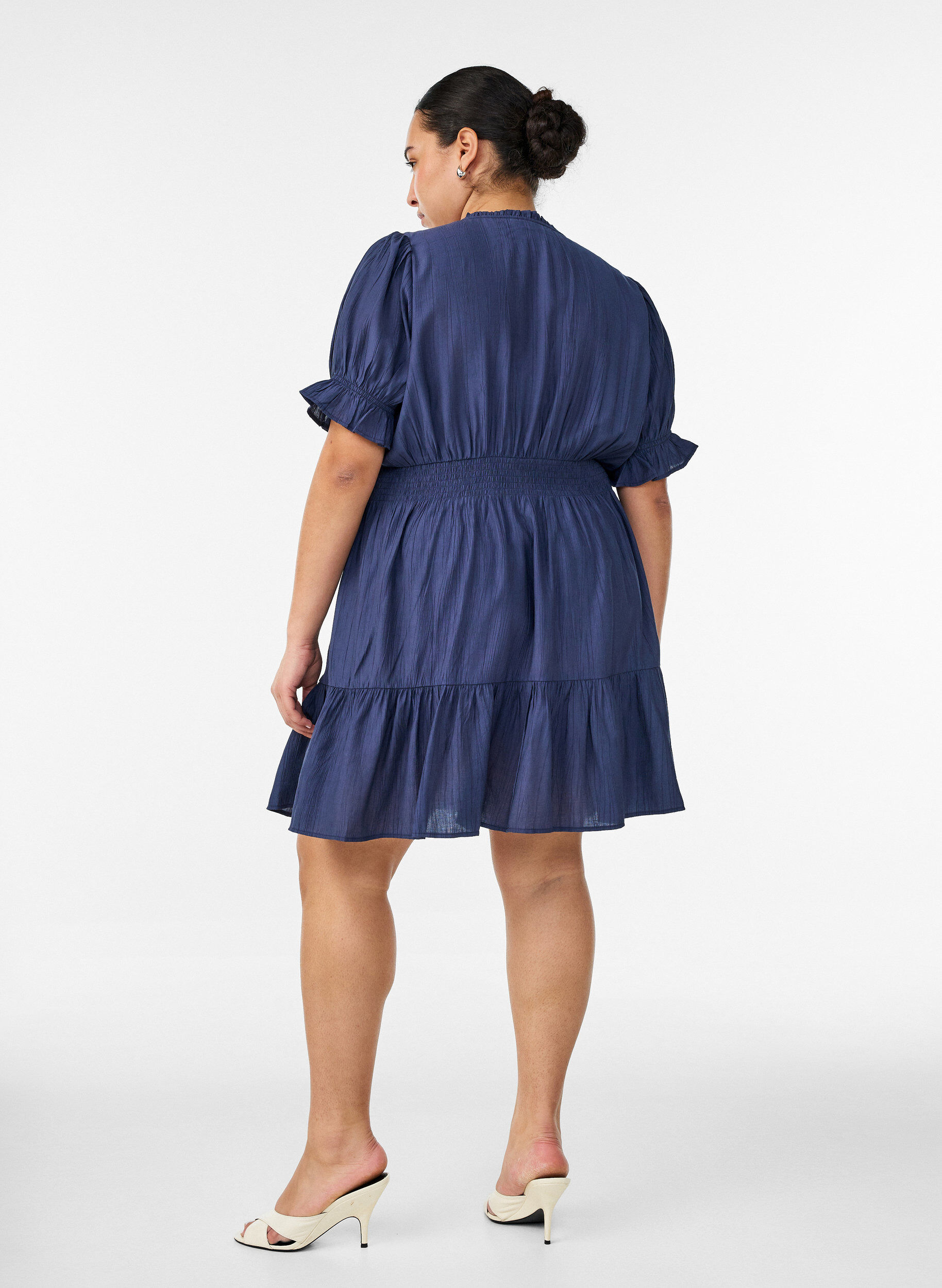 ZizziKurzes Kleid aus Viskose mit R&uuml;schendetails, Blau, Model image number 2