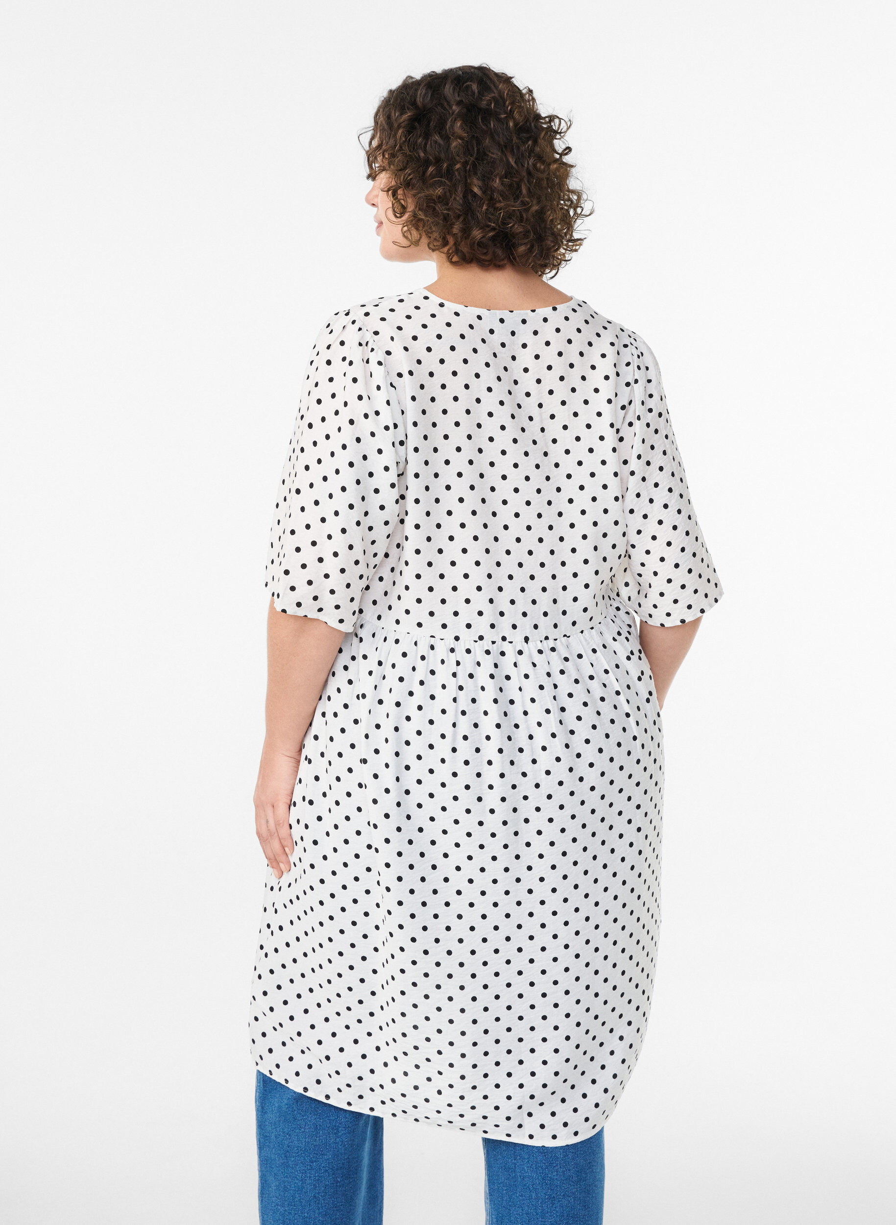 Zizzi Robe &agrave; pois avec d&eacute;collet&eacute; en V et coupe &eacute;vas&eacute;e, Blanc, Model image number 2