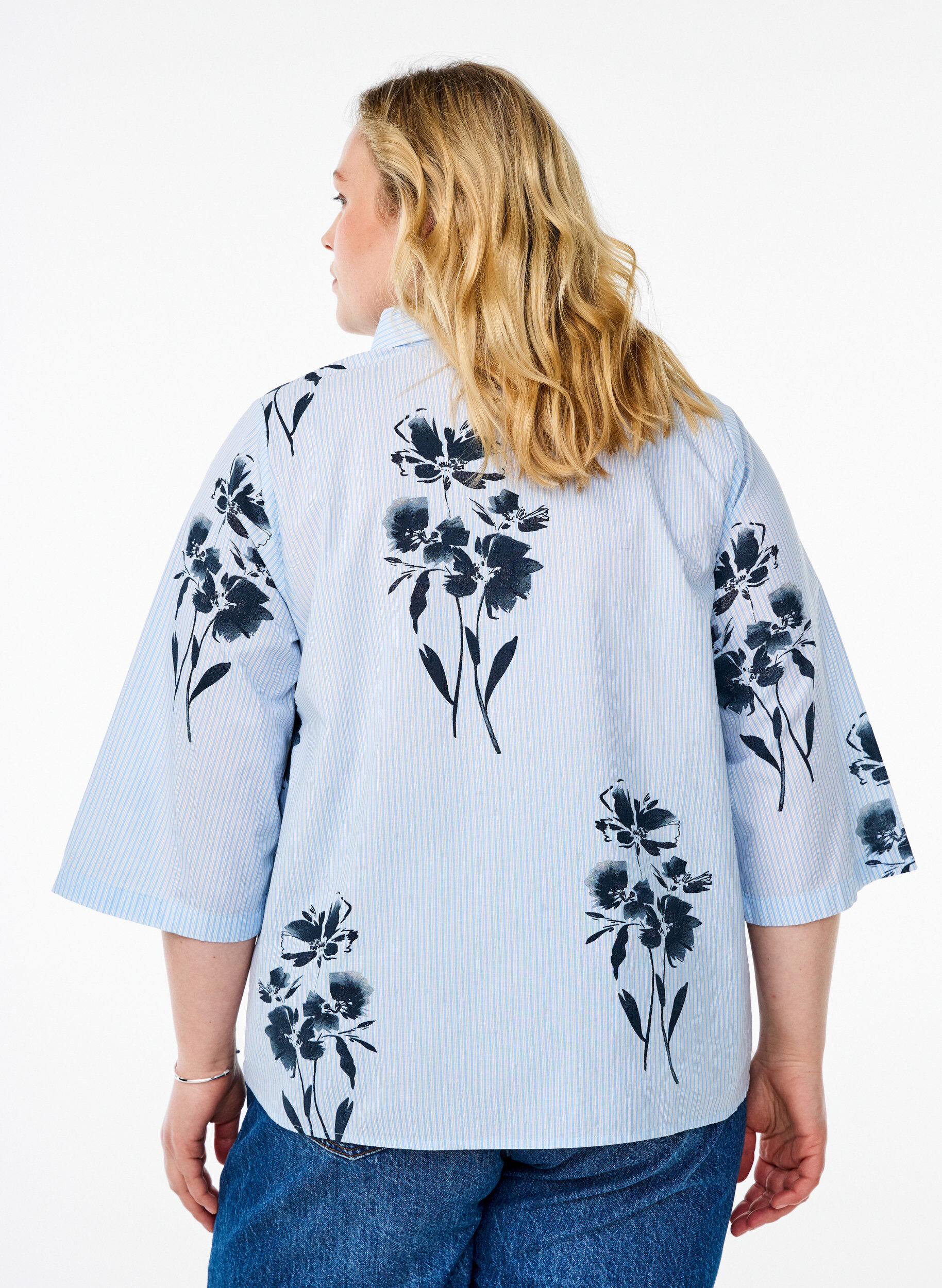 Zizzi Gestreiftes Shirt mit Blumenprint und 3/4-&Auml;rmeln, Blau, Model image number 2