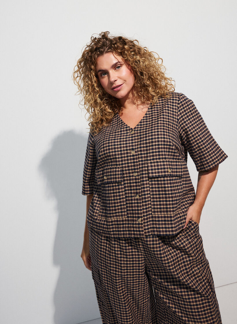 Karierte Bluse mit Brusttaschen, Braun, Model