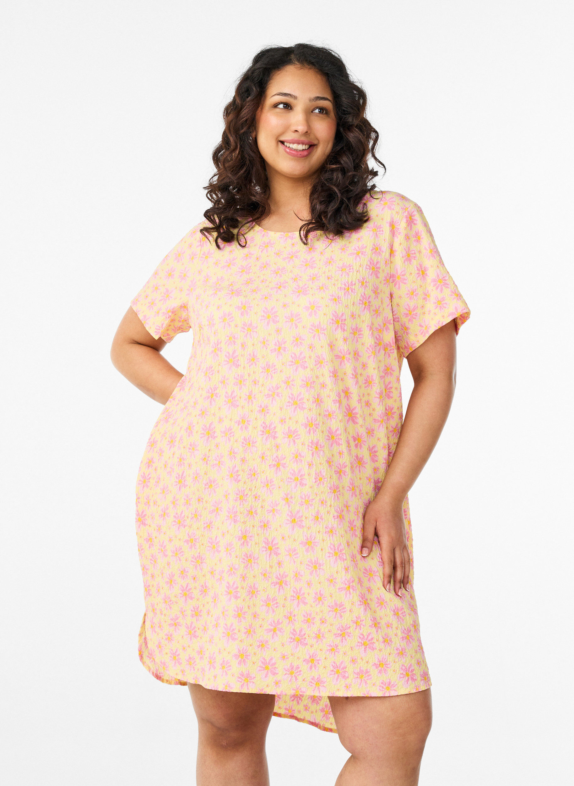 Robe courte avec texture froiss&eacute;e et manches courtes, Jaune, Model