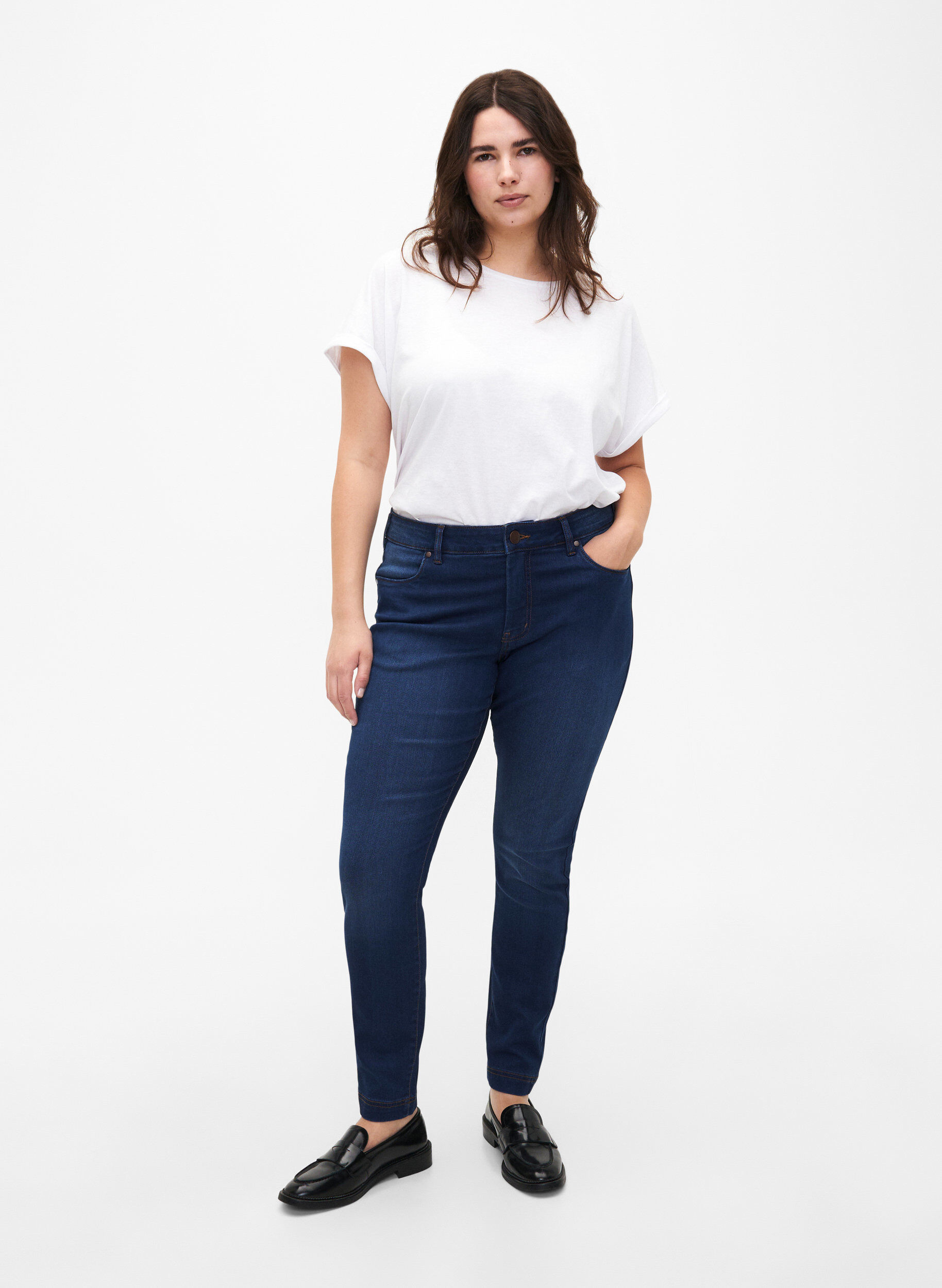Zizzi Viona Jeans mit normaler Taille, Blau, Model image number 0