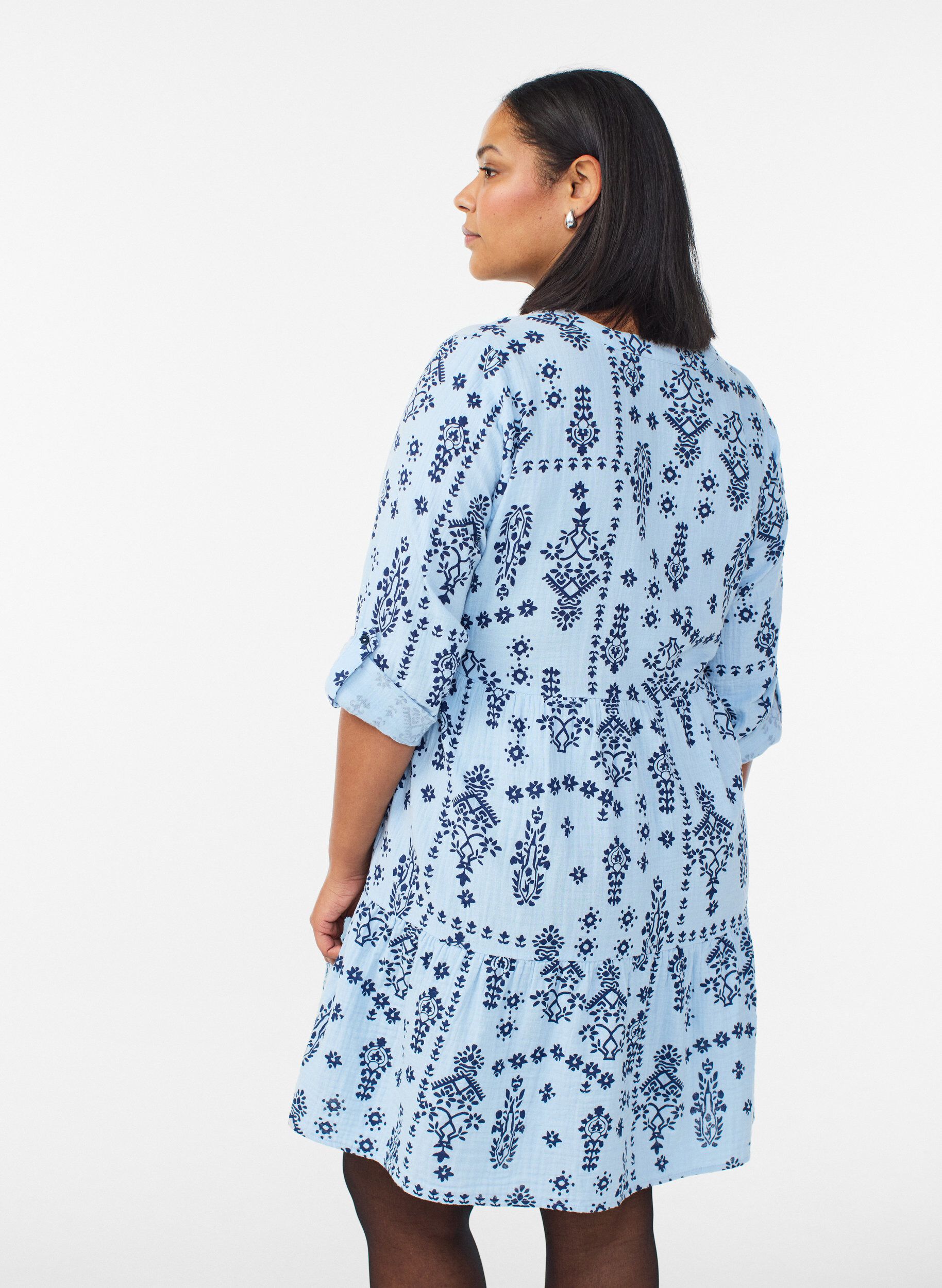 Zizzi Robe courte en mousseline de coton &agrave; motif, Bleu Clair, Model image number 2