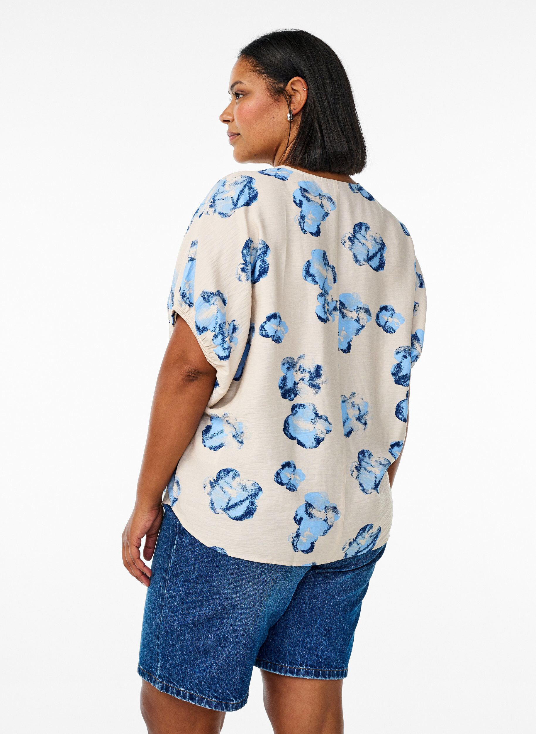 Zizzi Lockere Bluse mit Print und V-Ausschnitt, Wei&szlig;, Model image number 2