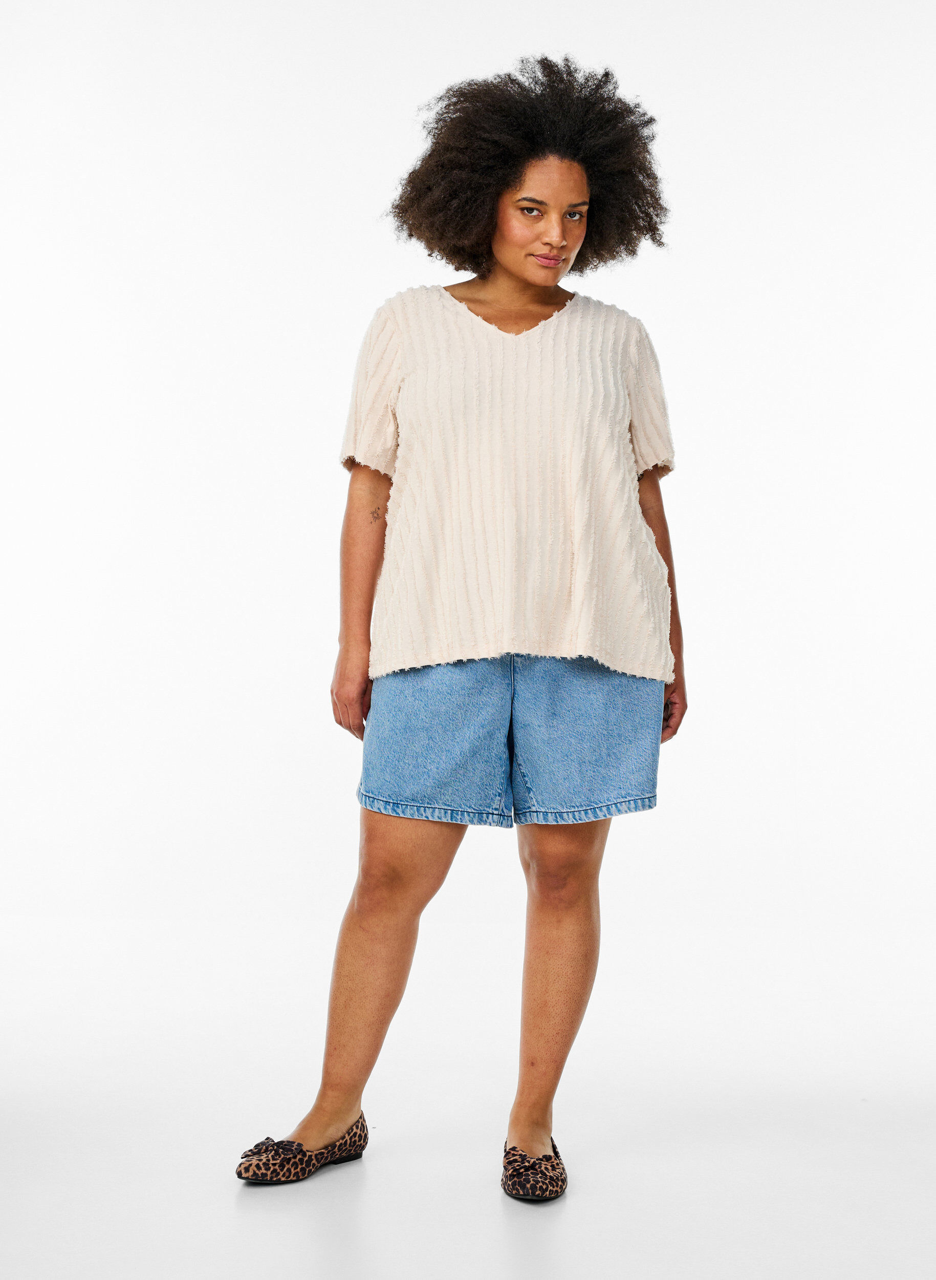 Zizzi Bluse mit kurzen &Auml;rmeln und Streifenstruktur, Beige, Model image number 1