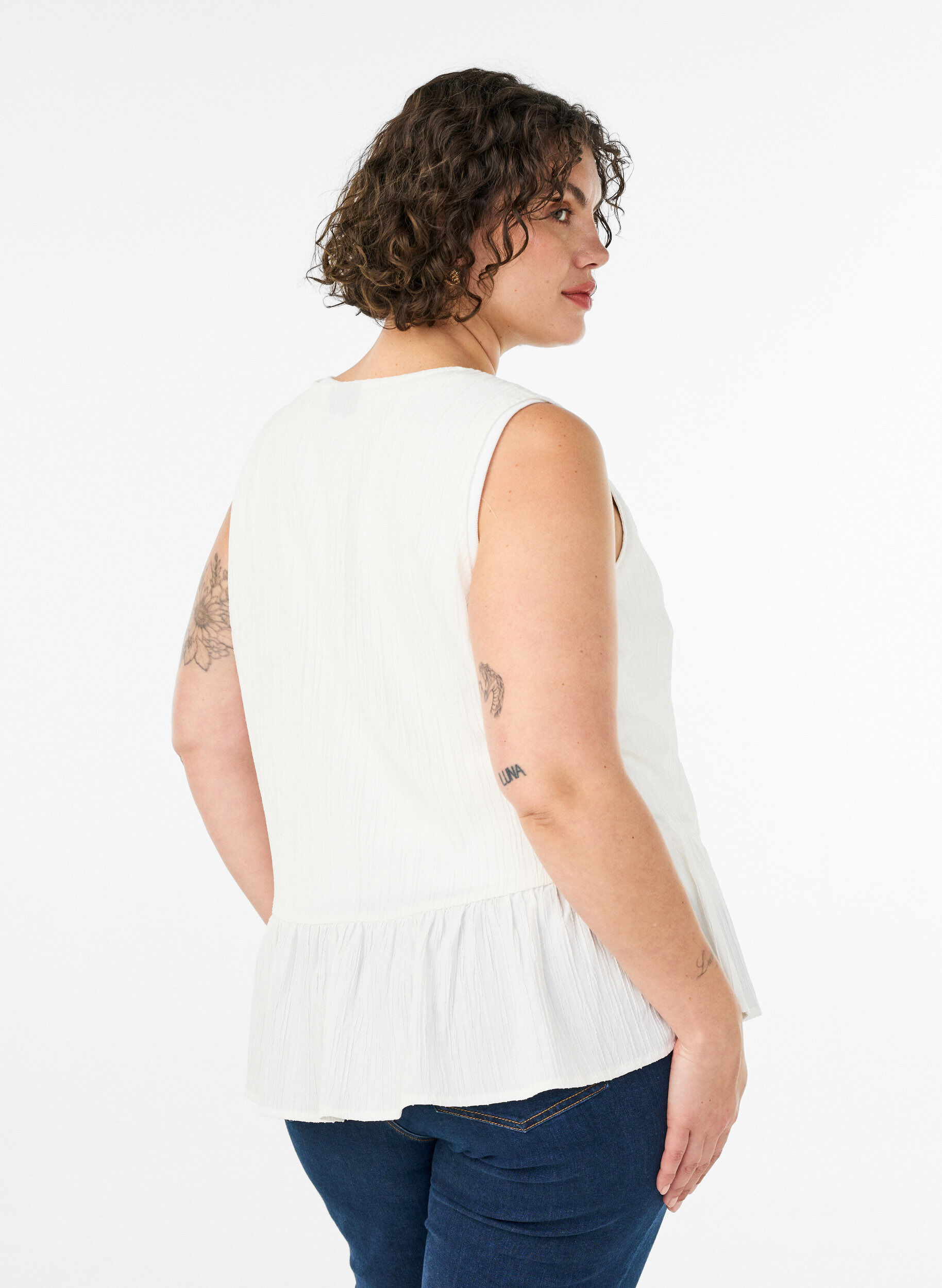 Zizzi&Auml;rmellose Bluse mit Struktur und Bindeband, Vanille, Model image number 2