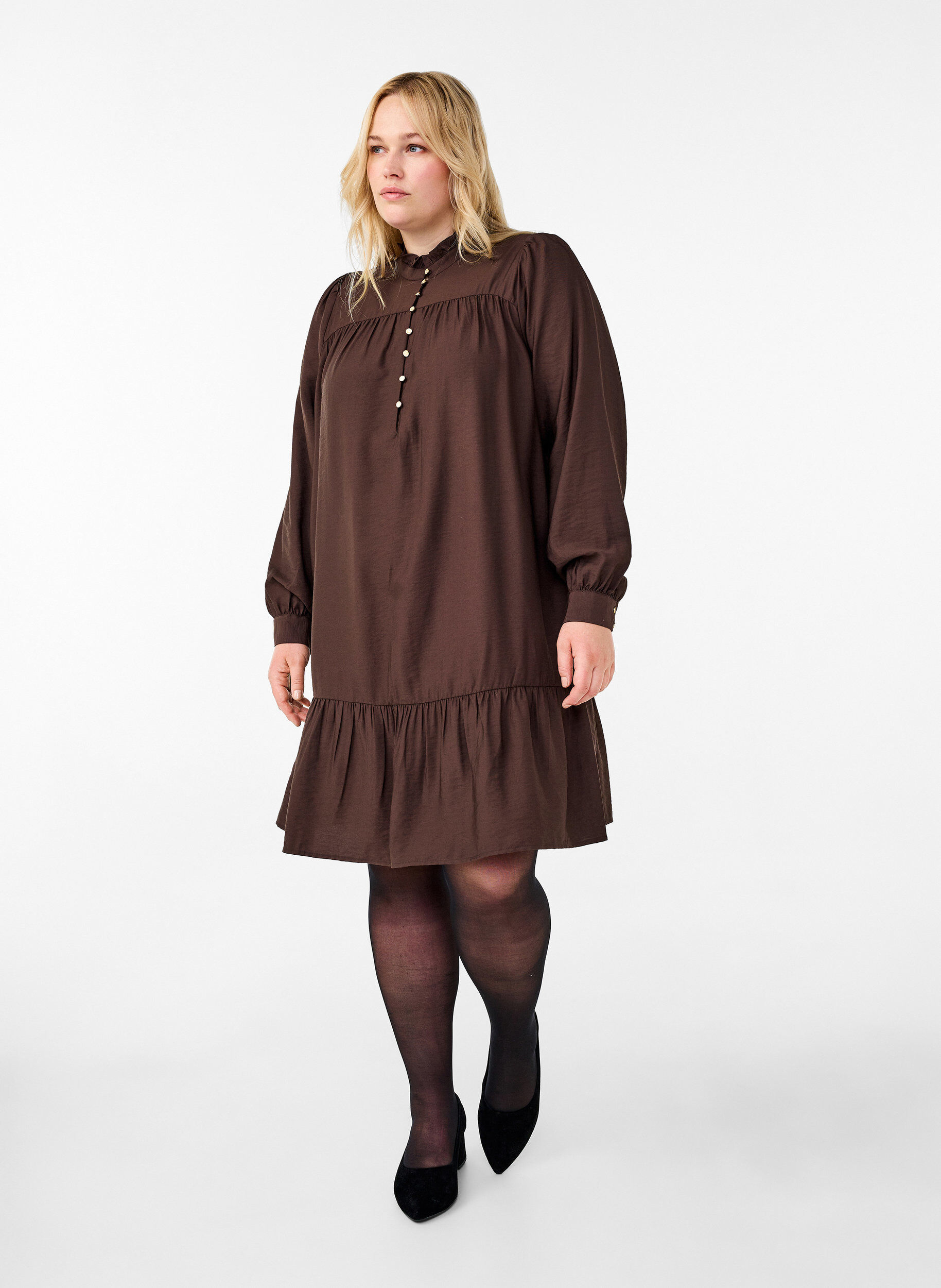 Zizzi Robe courte avec col &agrave; volants, Seal Brown, Model image number 2