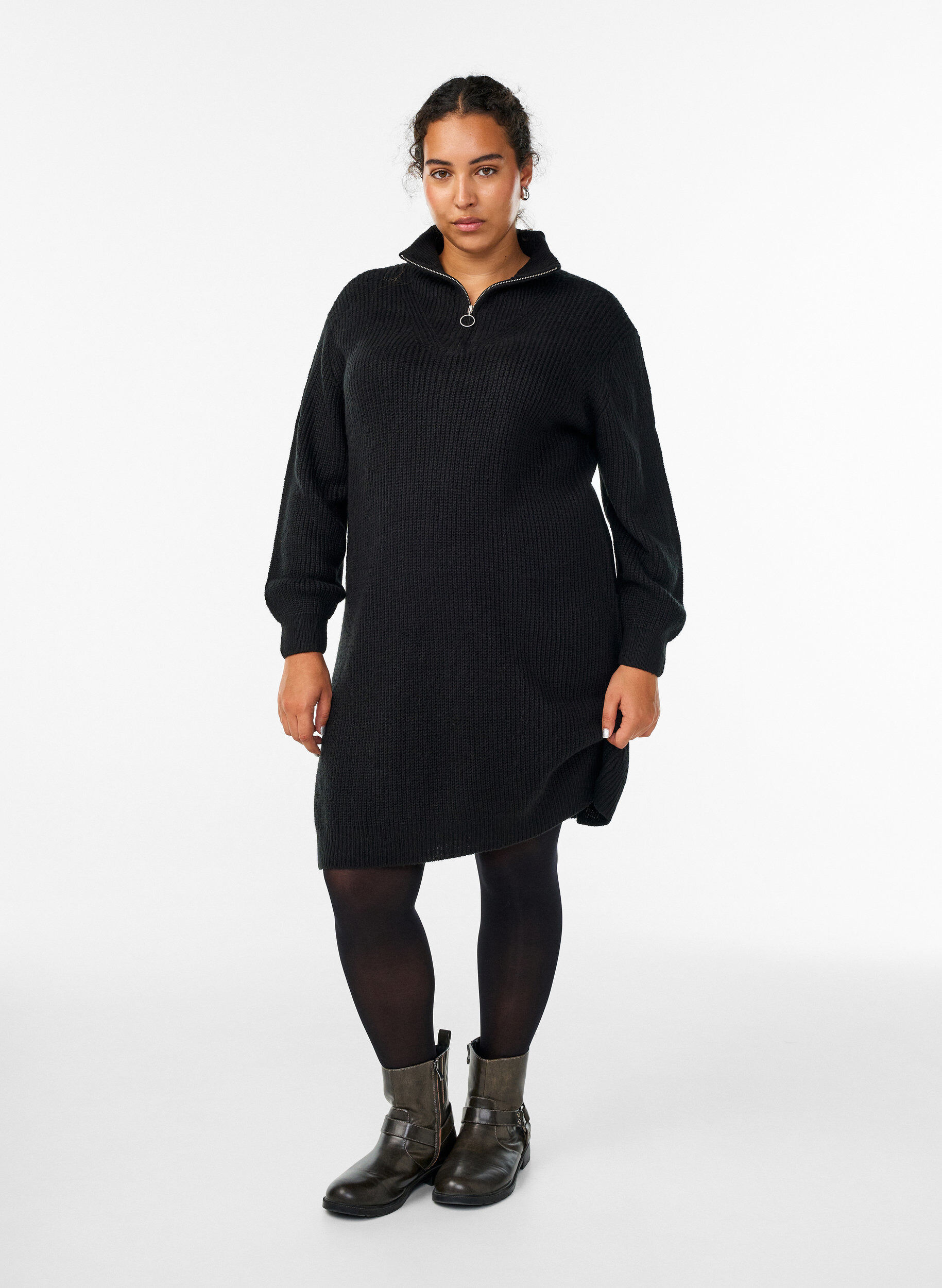 Zizzi FLASH - Kurzes Strickkleid mit hohem Kragen, Schwarz, Model image number 1