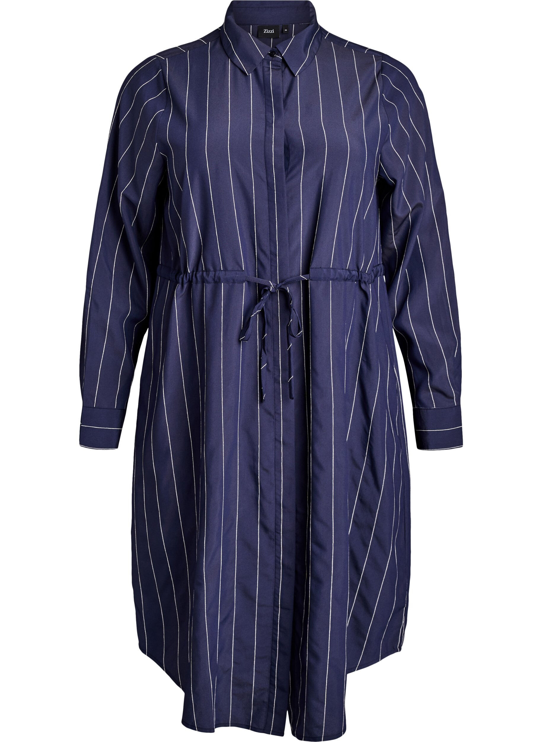 Langes Hemd mit Nadelstreifen und einem Bindeg&uuml;rtel