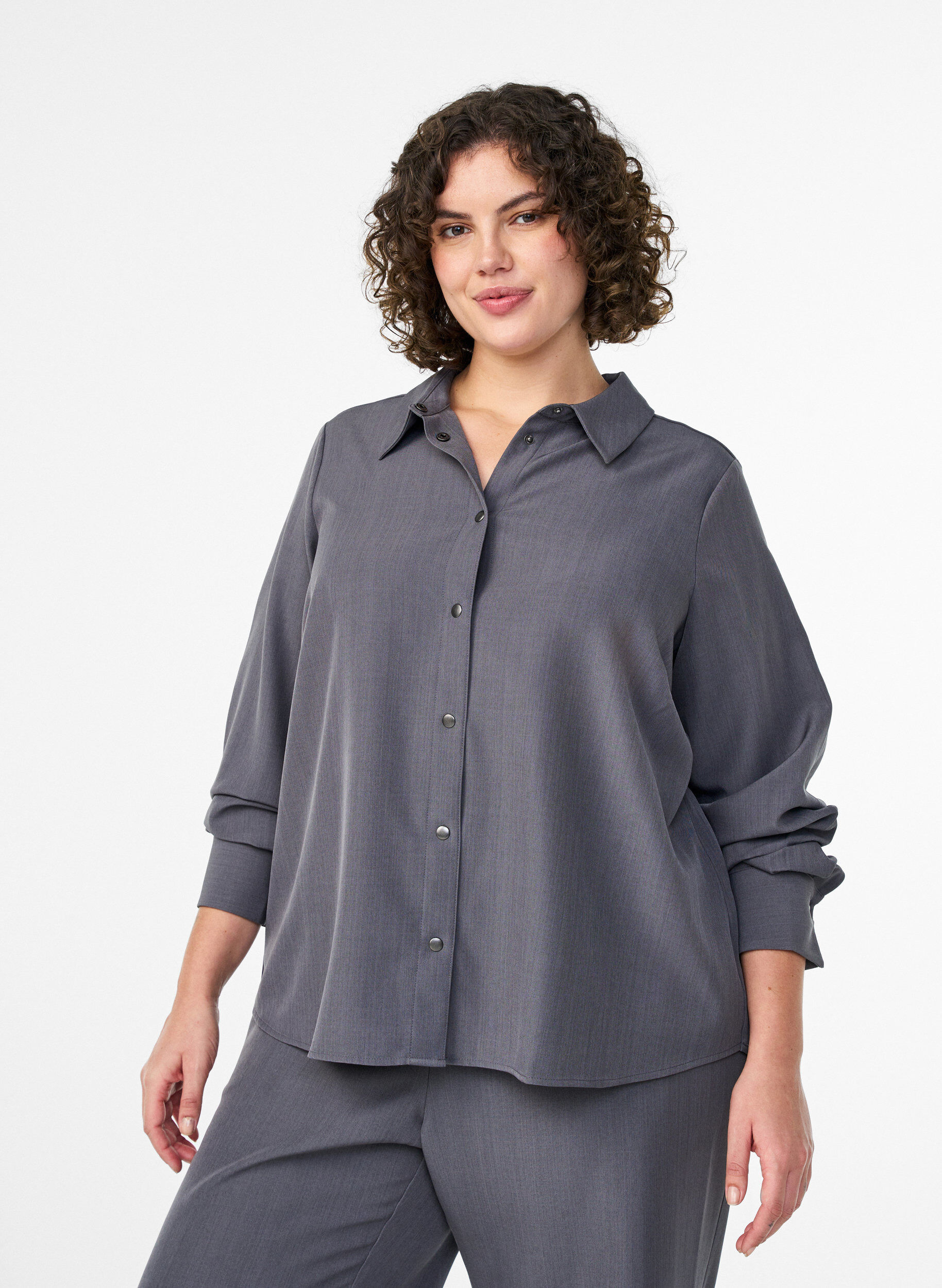 Chemise avec col et boutons-pression, Gris, Model