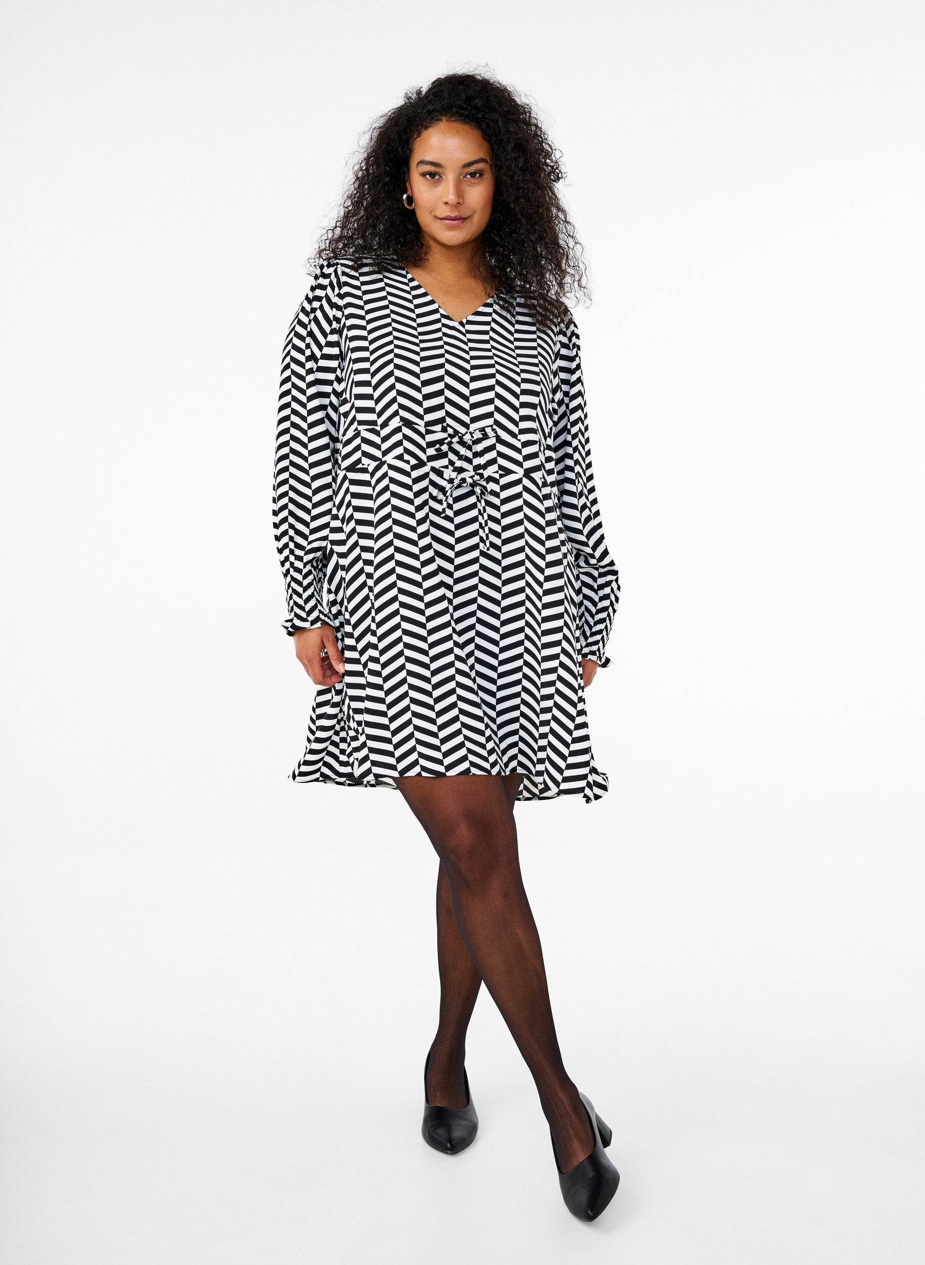 Zizzi Robe avec ceintures &agrave; nouer &agrave; la taille, Noir, Model image number 1