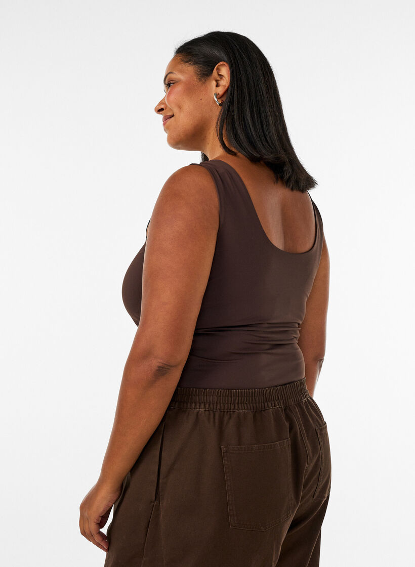 Figurbetontes Basic-Top aus glattem Stoff, Braun, Model image number 4