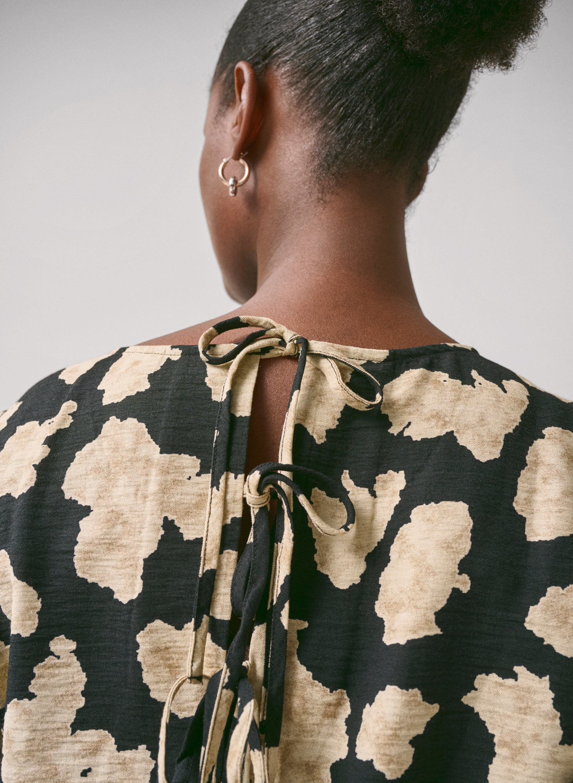 Zizzi Lang&auml;rmliges Kleid mit Muster und Schleifen, Schwarz, Image image number 1