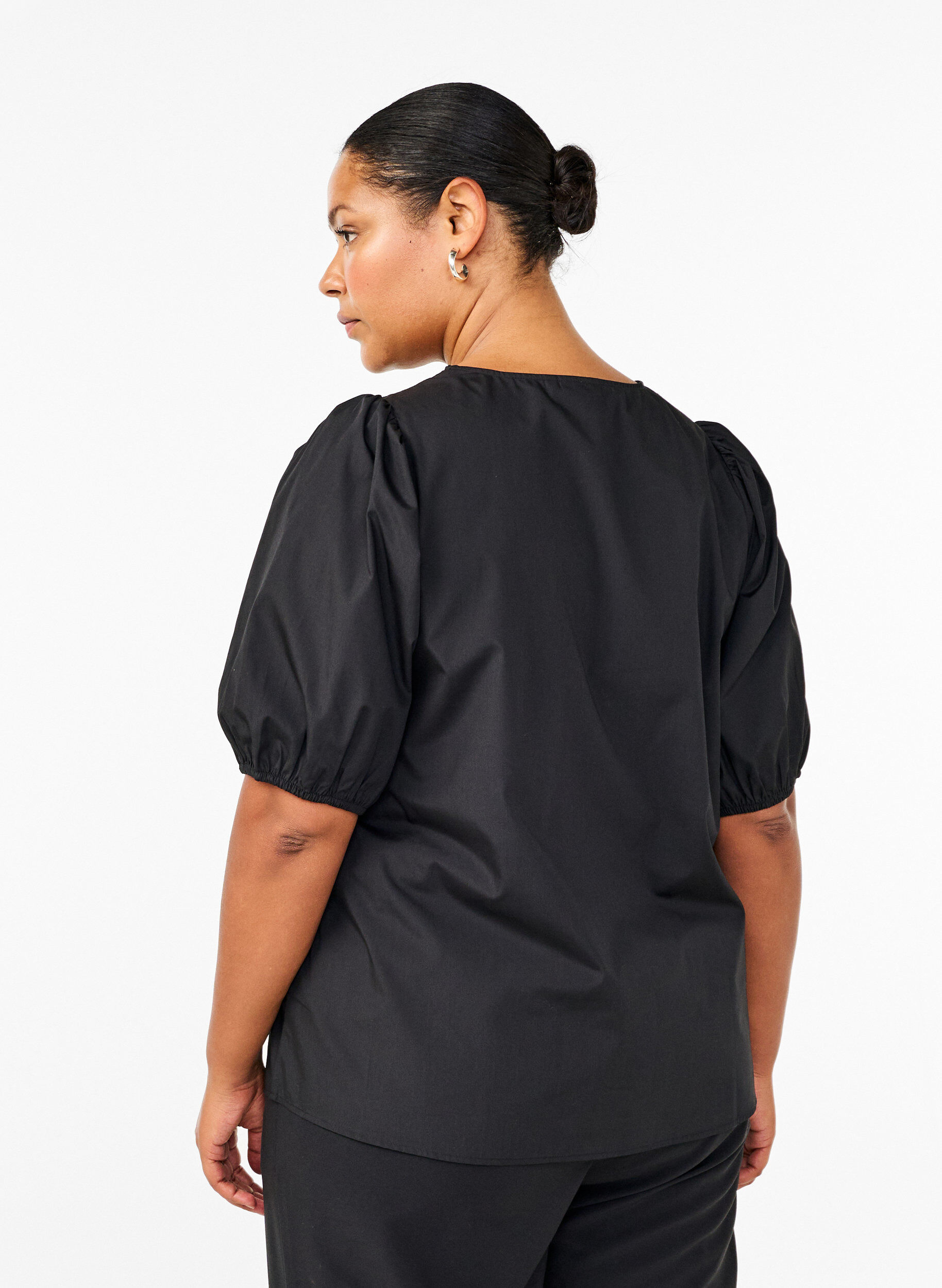 Zizzi Kurz&auml;rmelige Bluse mit Spitzendetail, Black, Model image number 1