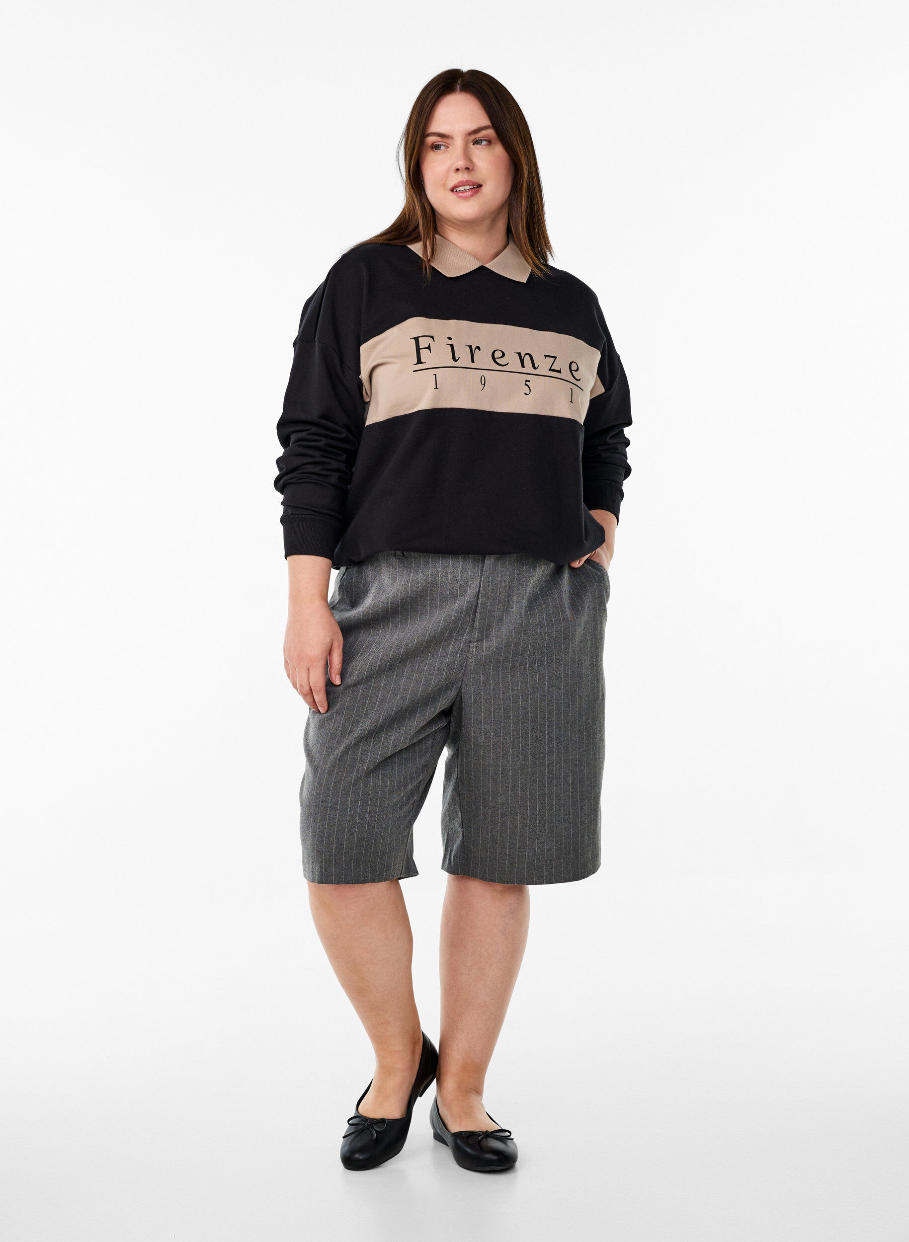 Zizzi Sweatshirt aus Bio-Baumwolle mit Kragen und Kontrastprint, Schwarz, Model image number 1