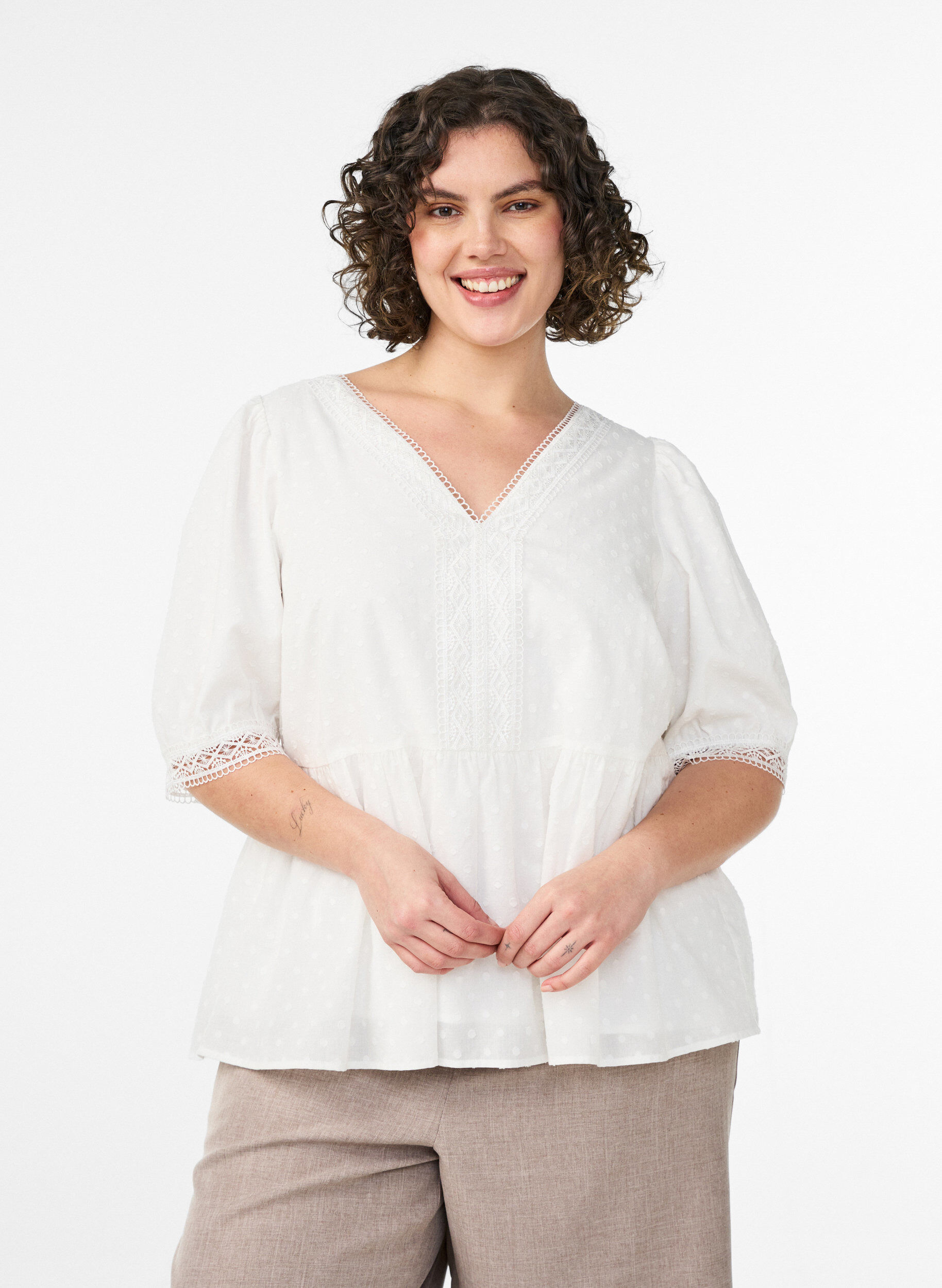 Zizzi Bluse aus strukturierter Baumwolle mit H&auml;keldetails, Wei&szlig;, Model image number 0