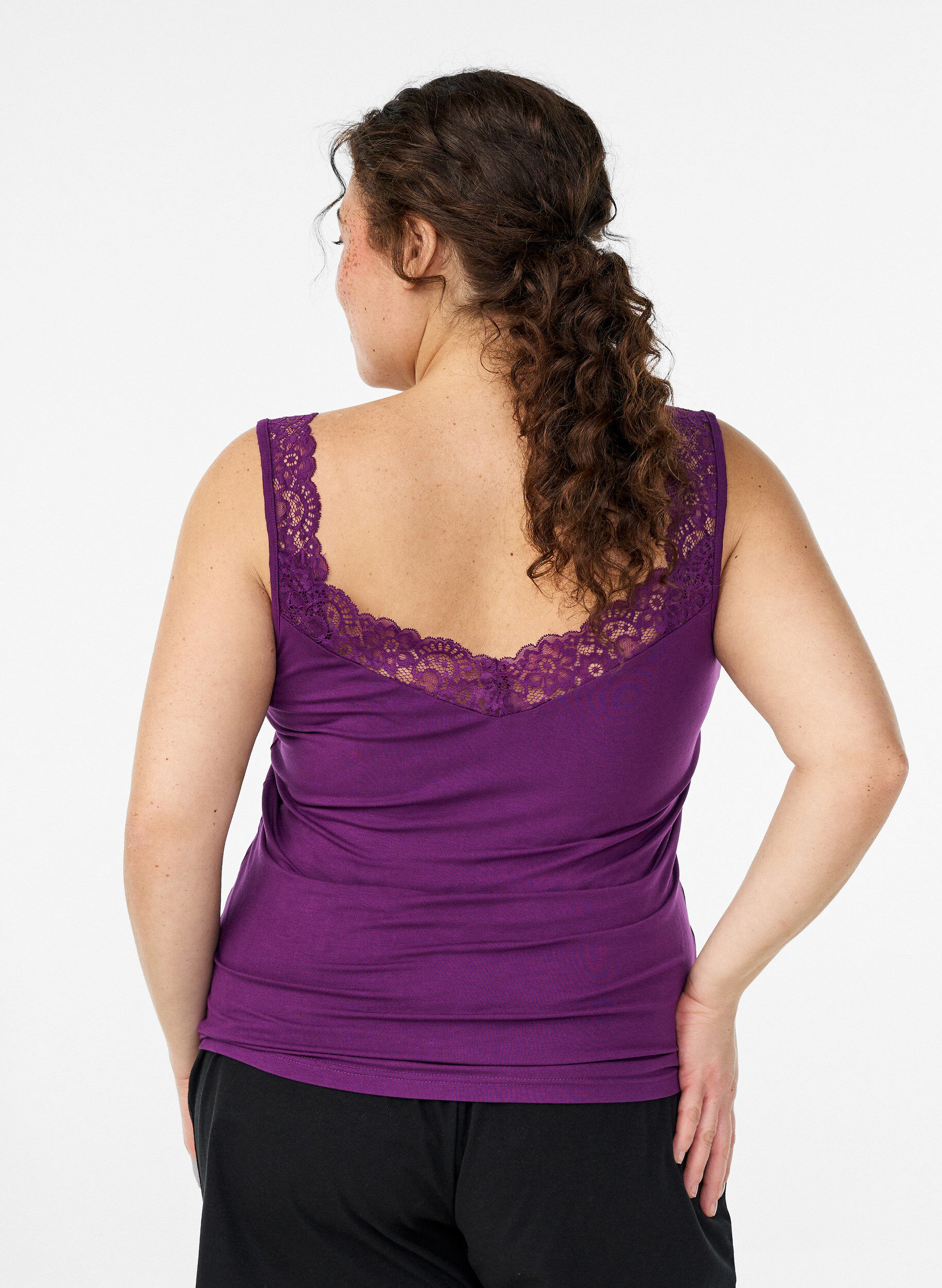 Zizzi Top en viscose avec bord en dentelle, Violet, Model image number 2