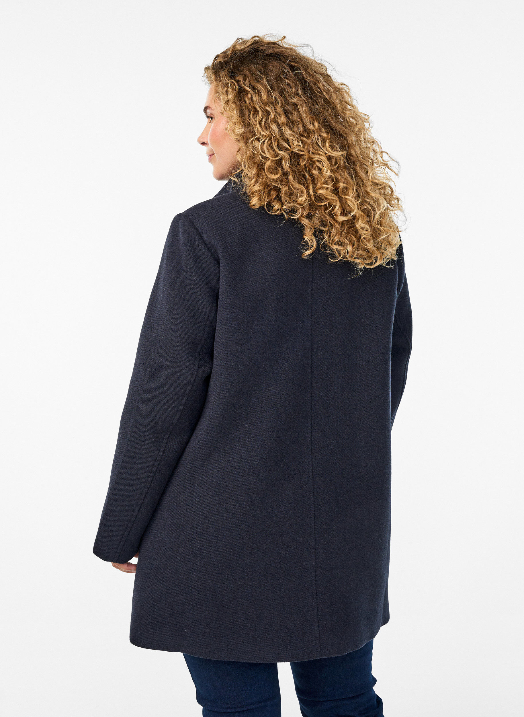 Zizzi Manteau coupe &eacute;vas&eacute;e avec boutons dor&eacute;s, Bleu, Model image number 2