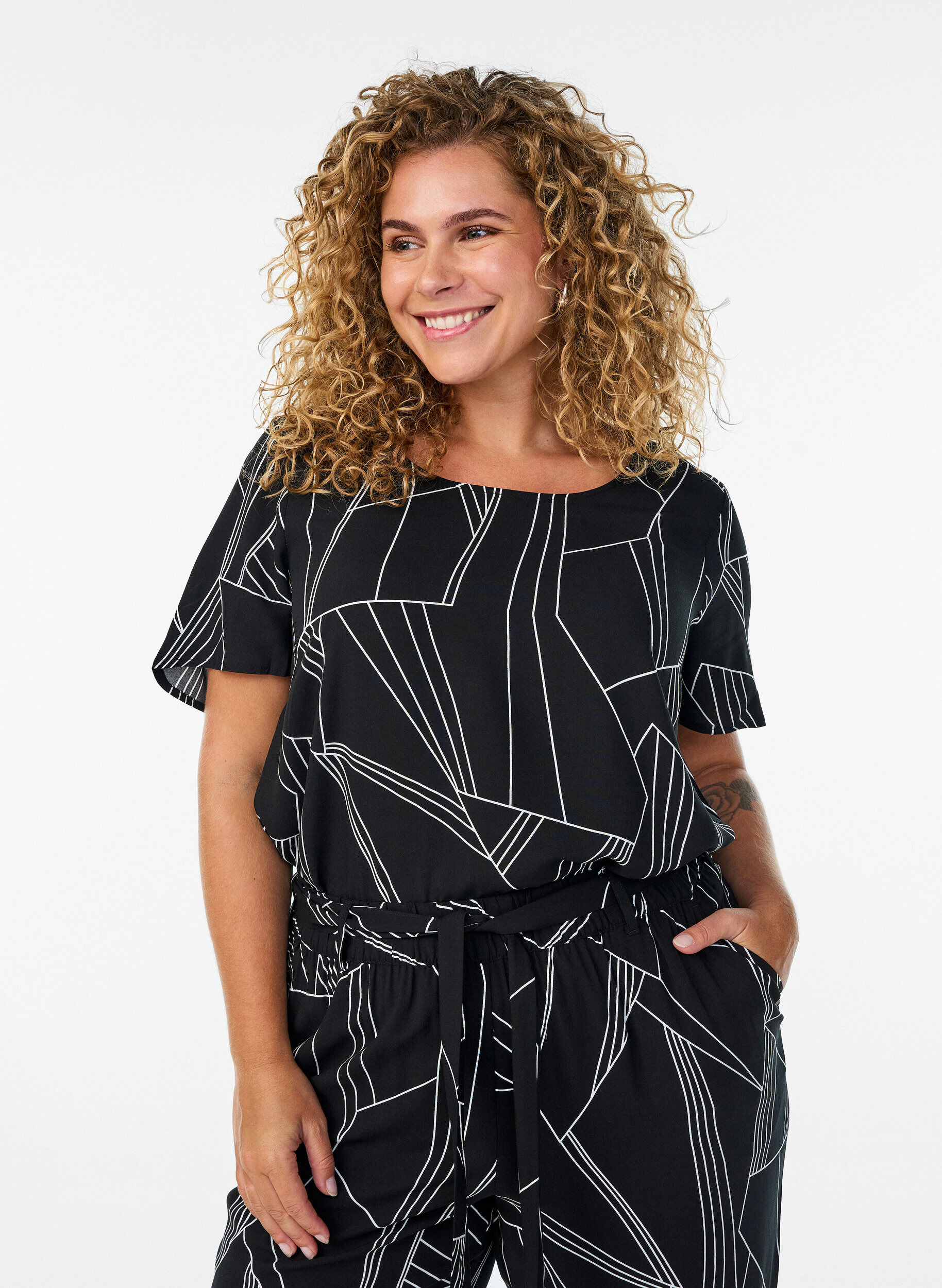 Blouse en viscose &agrave; manches courtes avec imprim&eacute;, Noir, Model