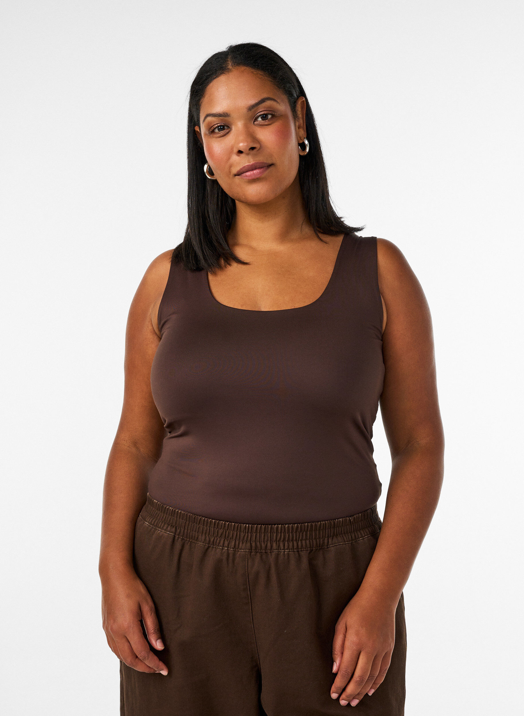 Top Basic ajust&eacute; en tissu lisse, Marron, Model