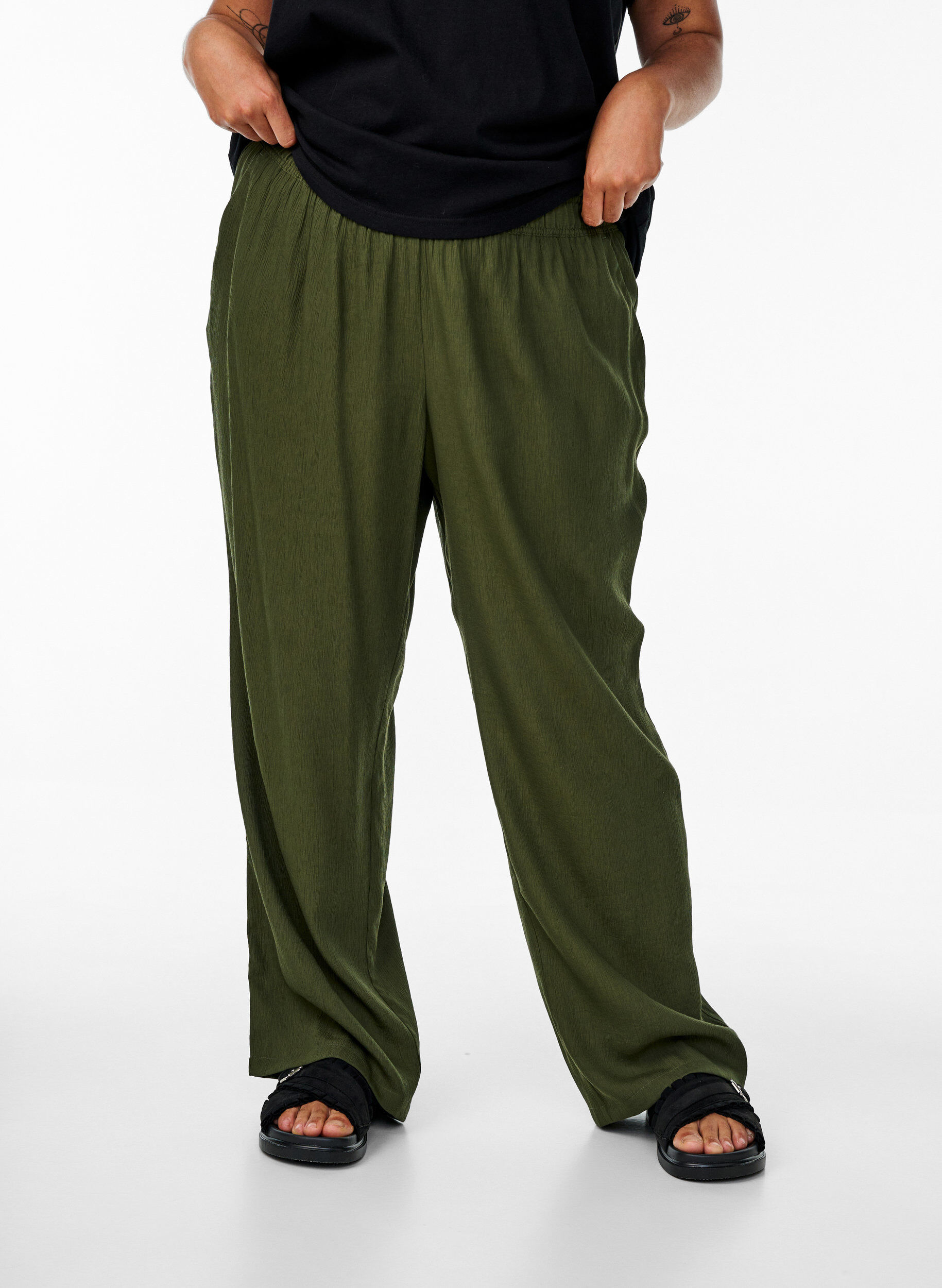 Zizzi Pantalon taille haute en viscose avec poches, Vert fonc&eacute;, Model image number 3