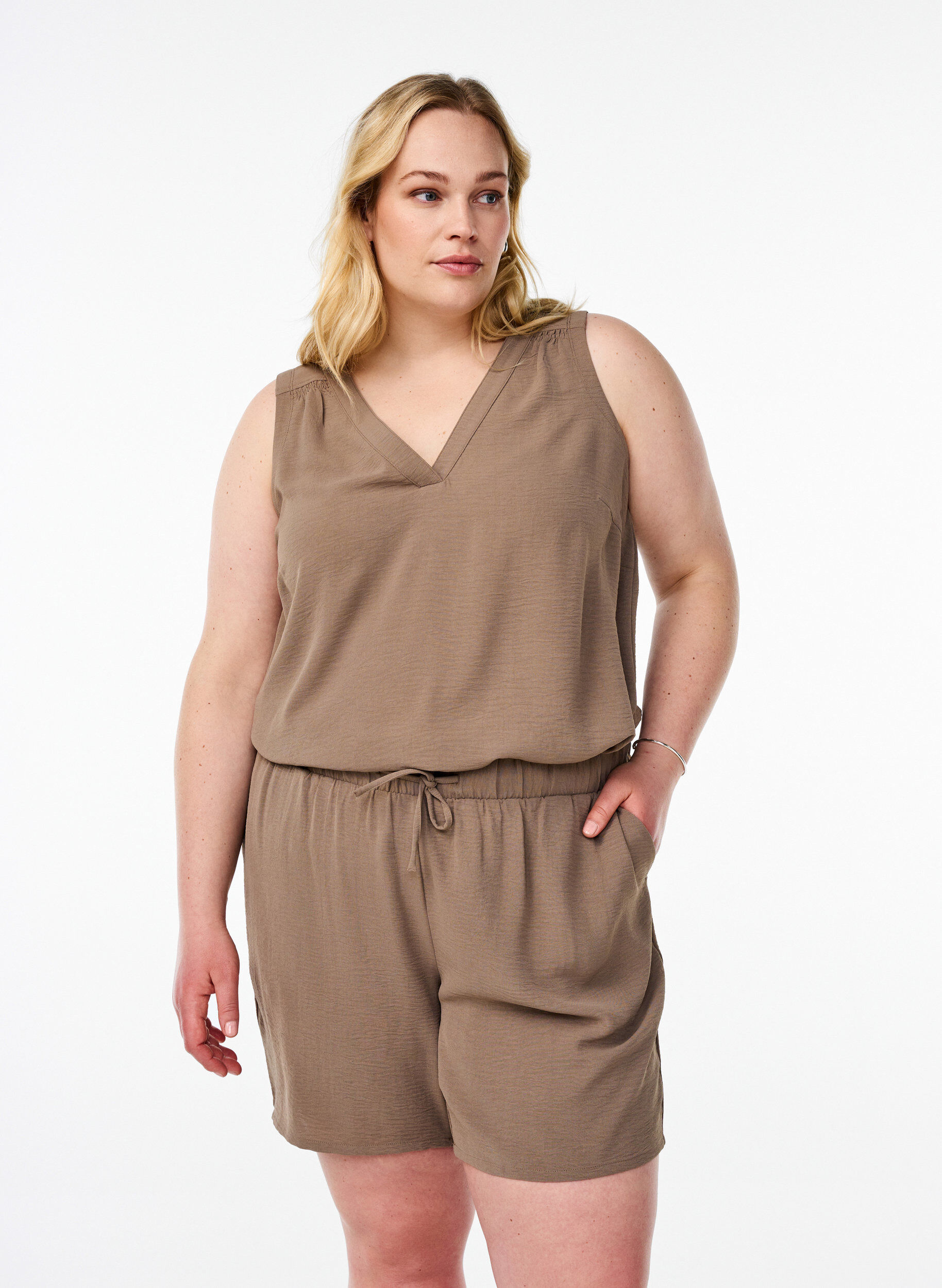 Kurze Hose mit Taschen und elastischem Bund, Braun, Model