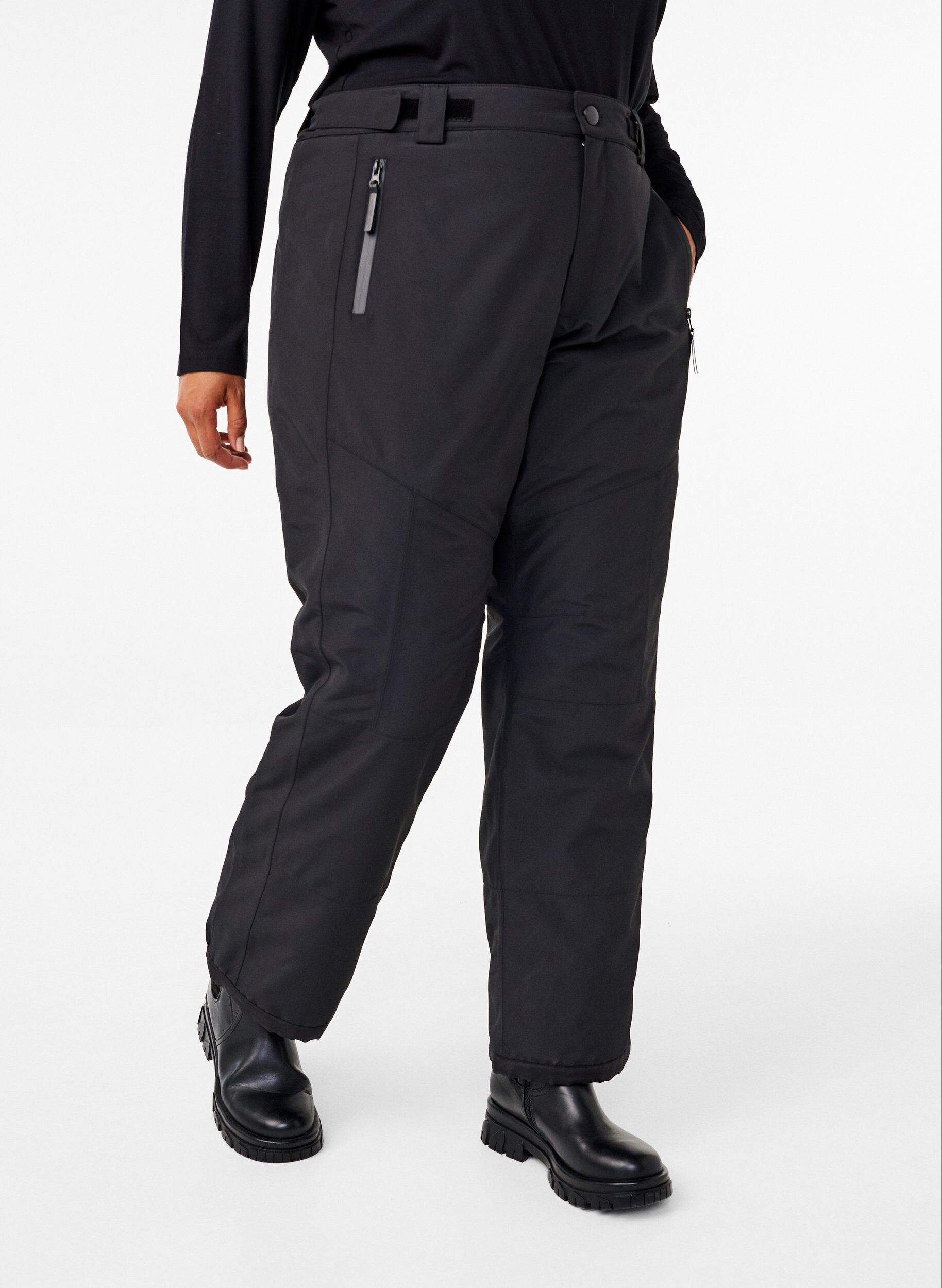 Zizzi Skihose mit Taschen und verstellbarer Taille, Schwarz, Model image number 2
