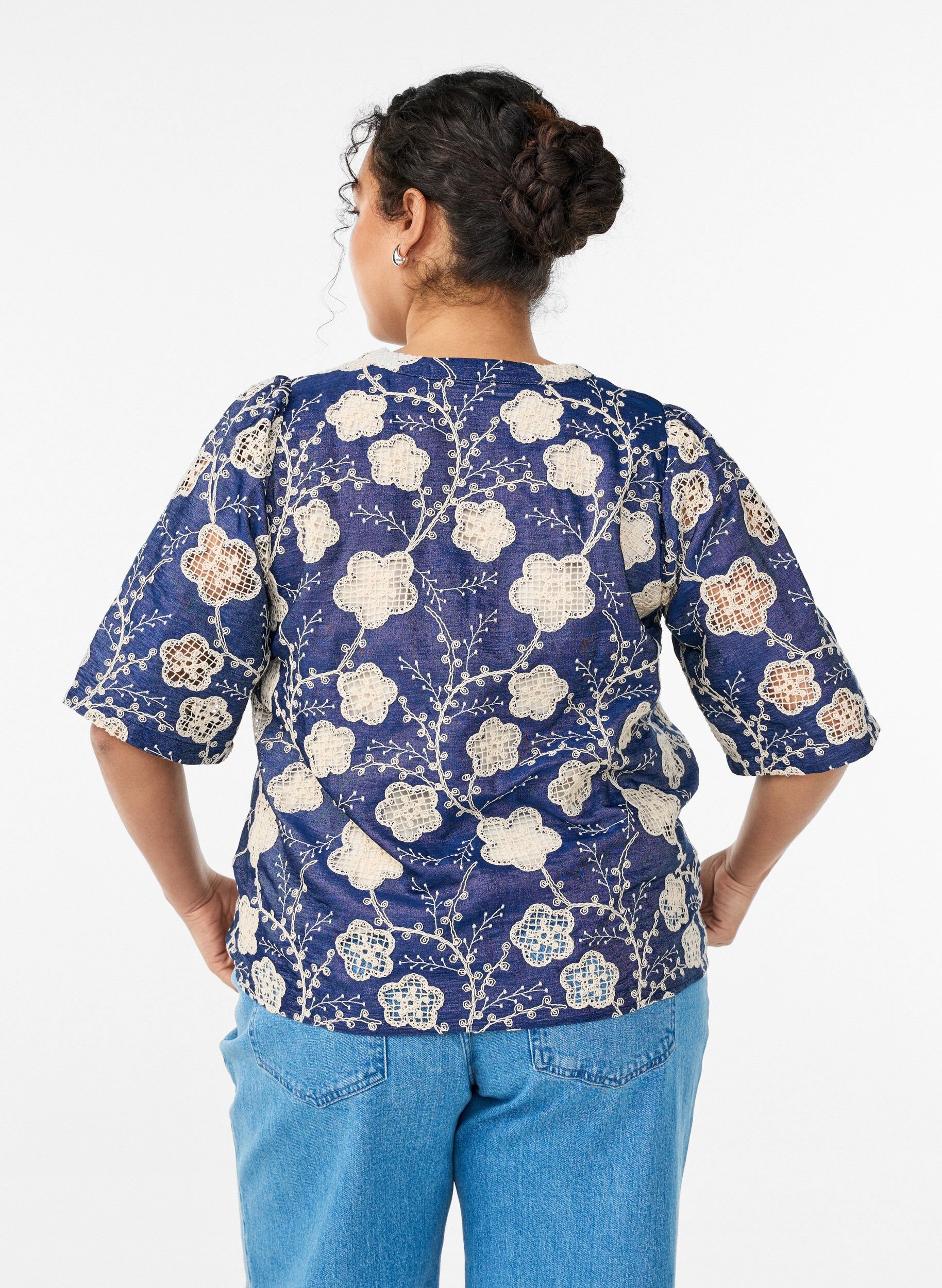Zizzi Bluse mit V-Ausschnitt und gesticktem Muster, Blau, Model image number 2