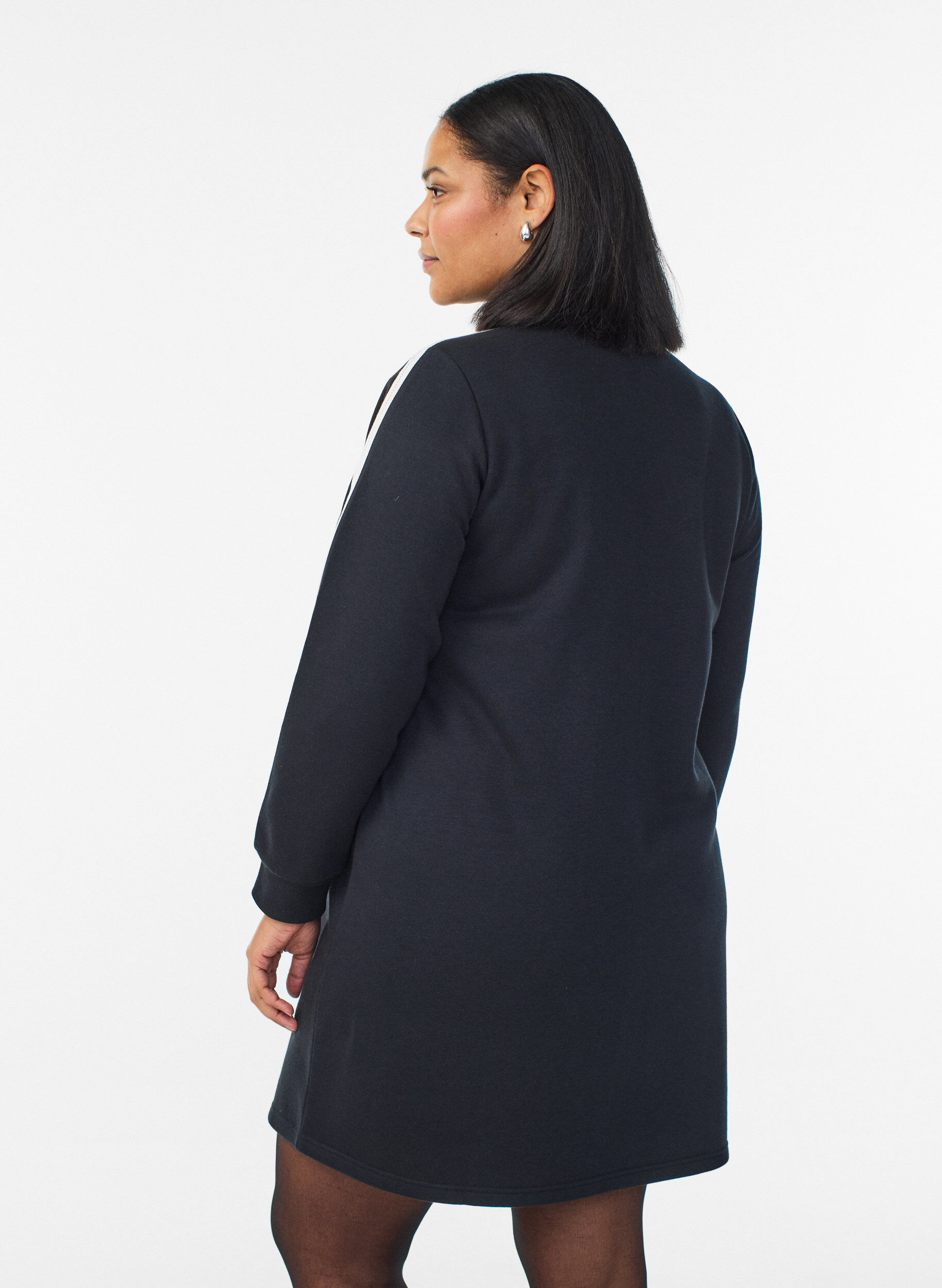 Zizzi Kurzes Sweatshirtkleid mit hohem Kragen, Schwarz, Model image number 2