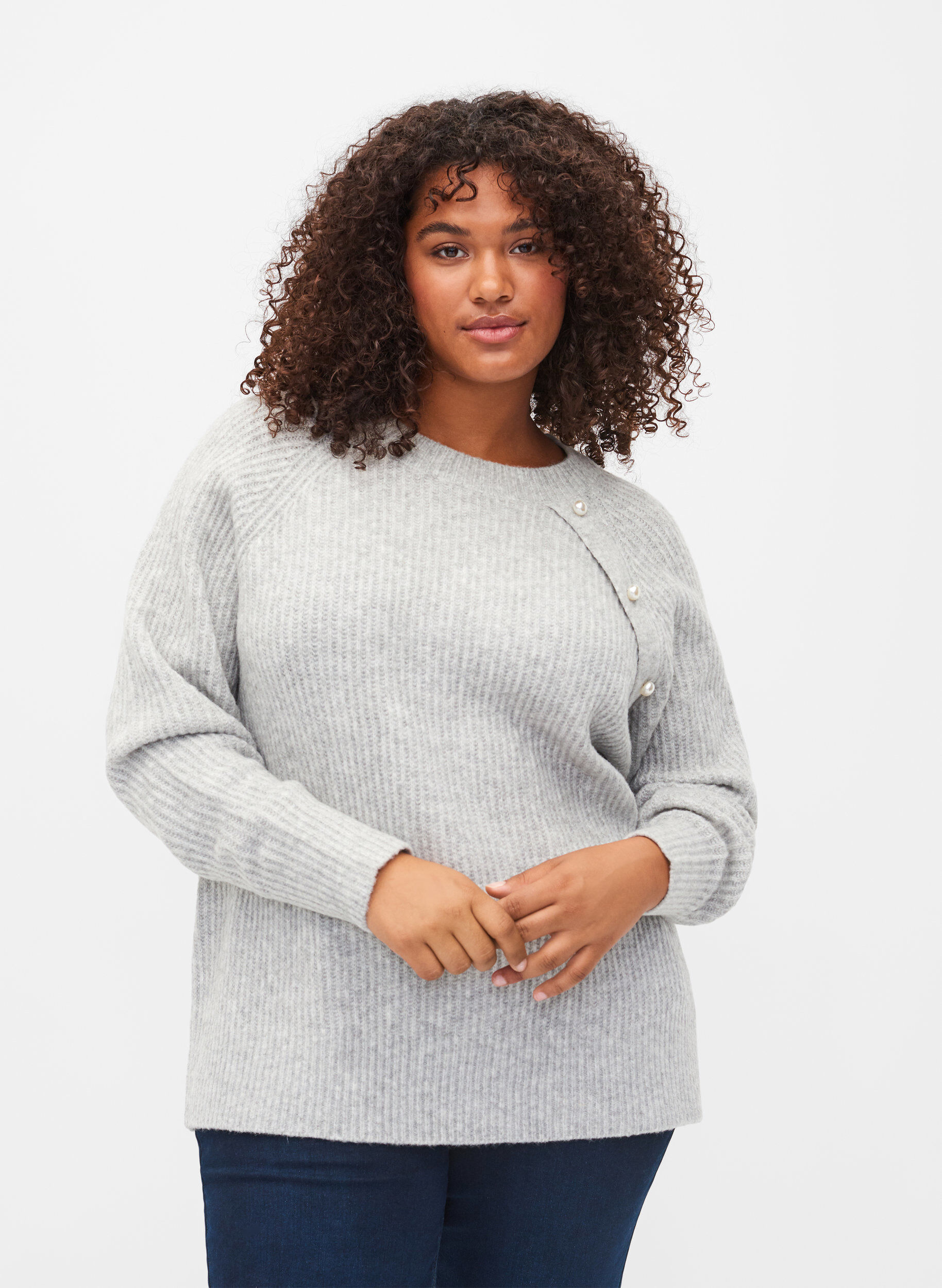 Zizzi Melierter Strickpulli mit Perlenkn&ouml;pfen, Light Grey Melange, Model image number 0