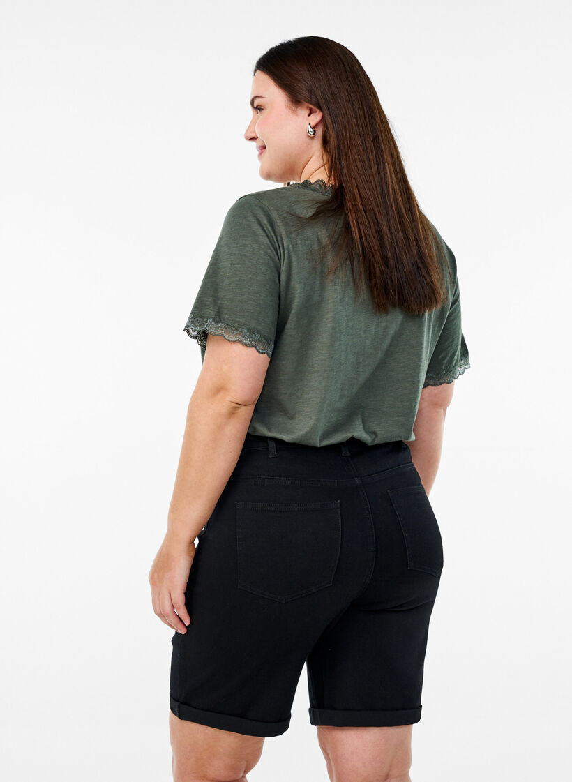 Short en jean taille haute et coupe ajust&eacute;e, Noir, Model image number 2