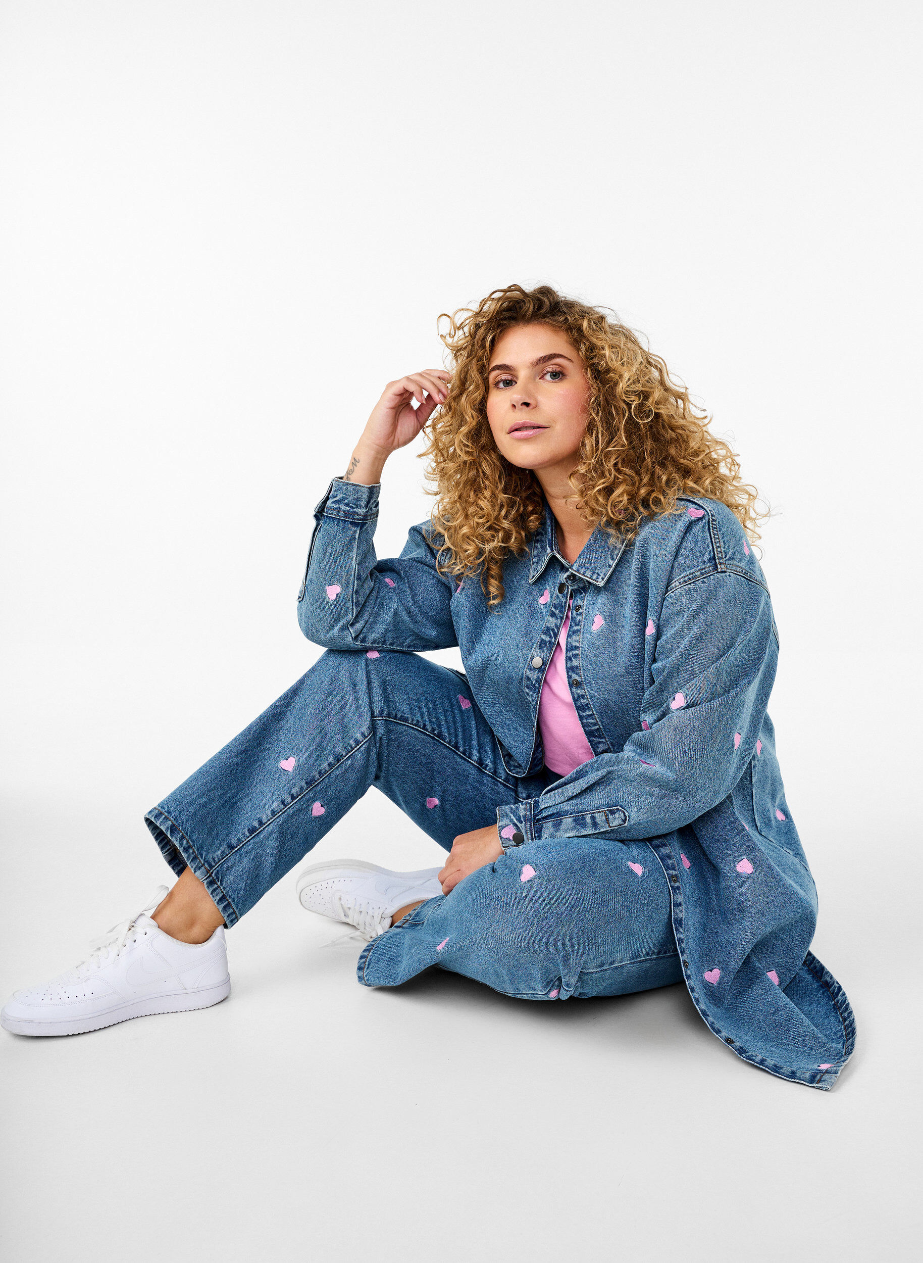 Zizzi Chemise ample en jean avec c&oelig;urs brod&eacute;s, Light Blue Heart, Image image number 0