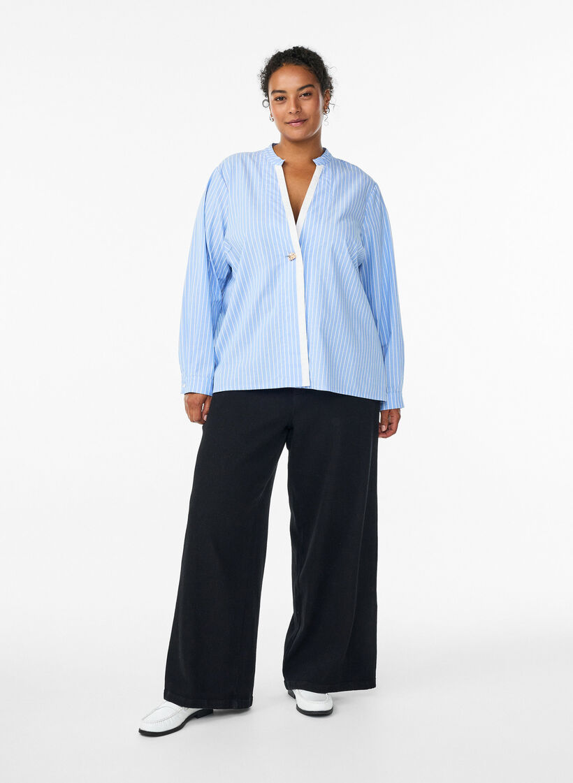 Gestreifte Bluse mit dekorativem Verschluss, Blau, Model
