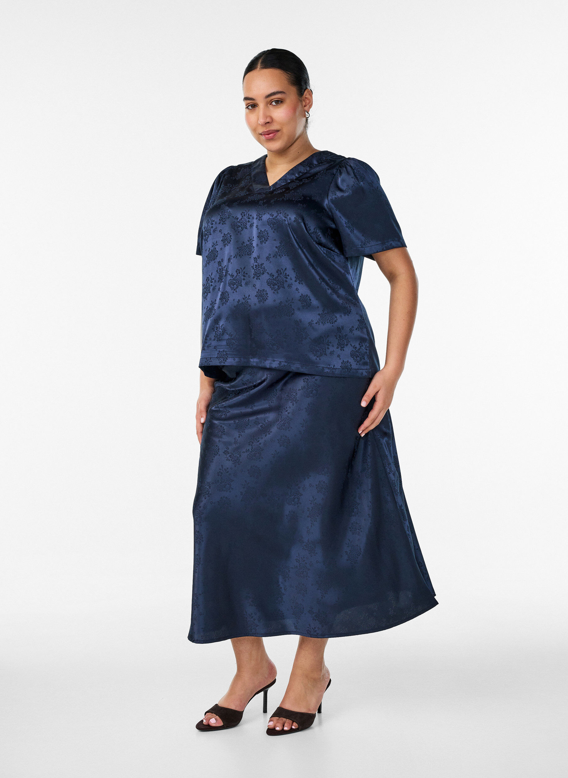 ZizziJupe en satin avec un motif floral ton sur ton, Bleu, Model image number 0