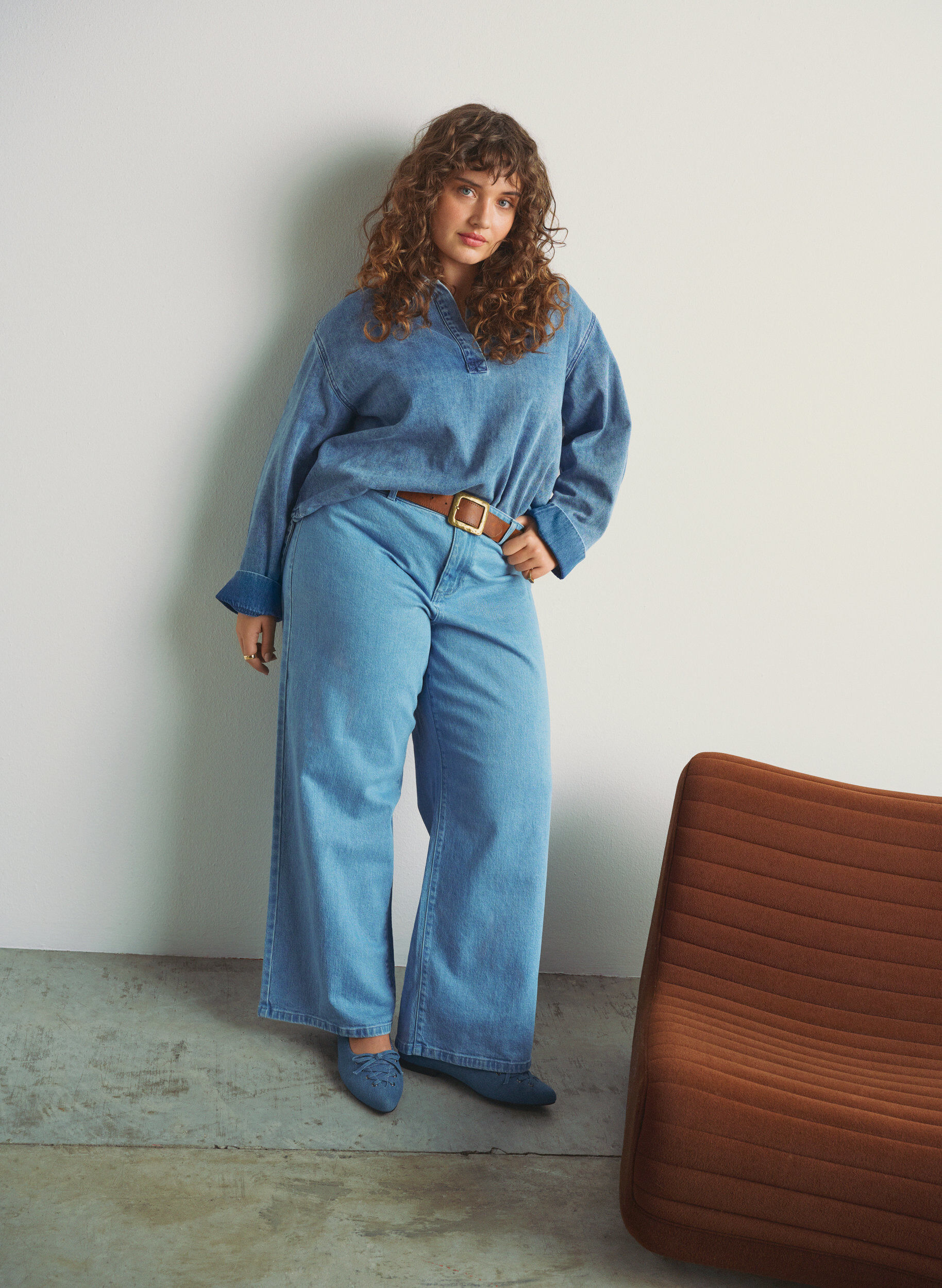Zizzi Lockere Bluse aus Denim mit Kragen und V-Ausschnitt, Blau, Image image number 0