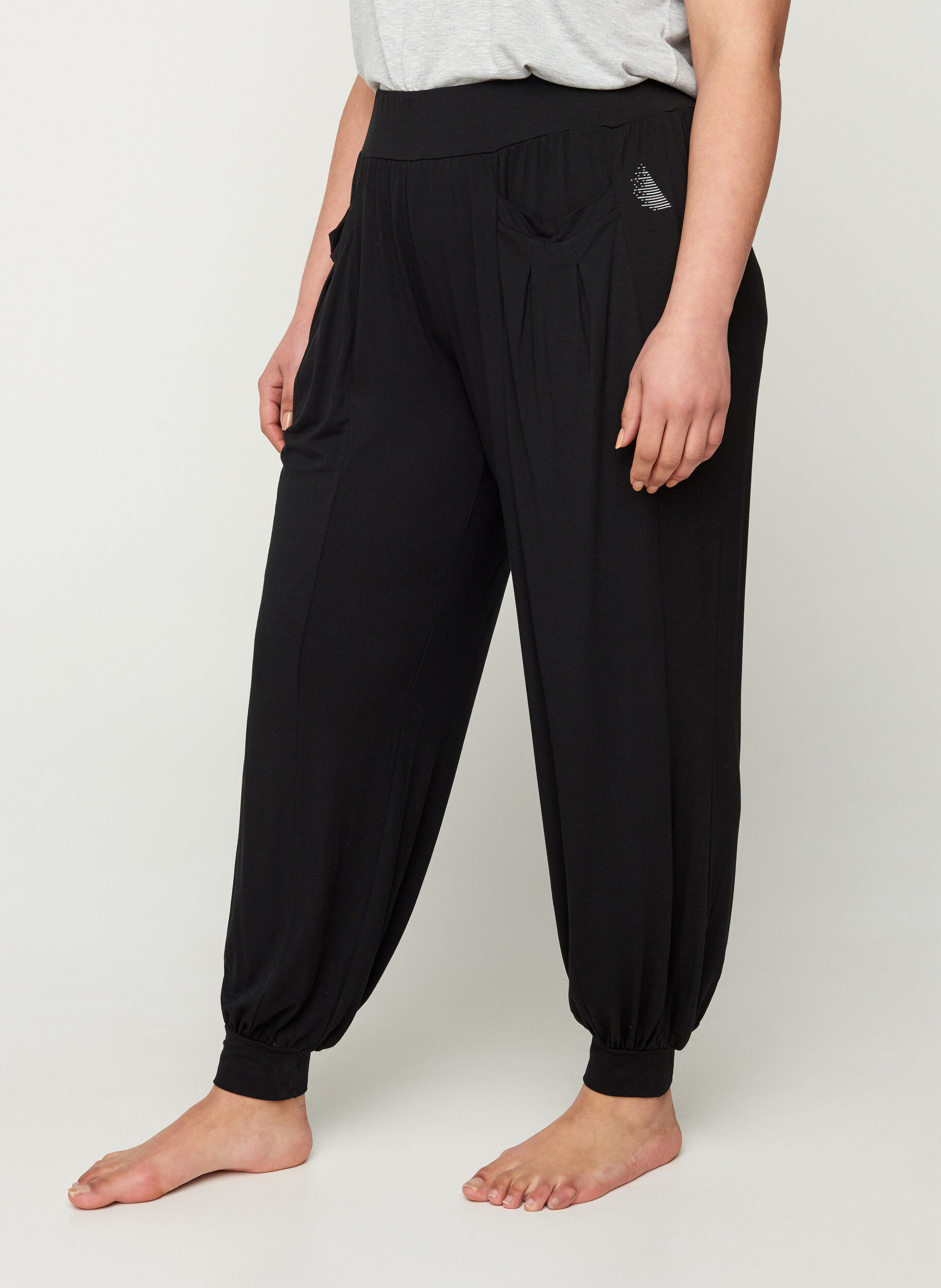 Zizzi Lockere Hose aus Viskose mit Taschen, Black, Model image number 0