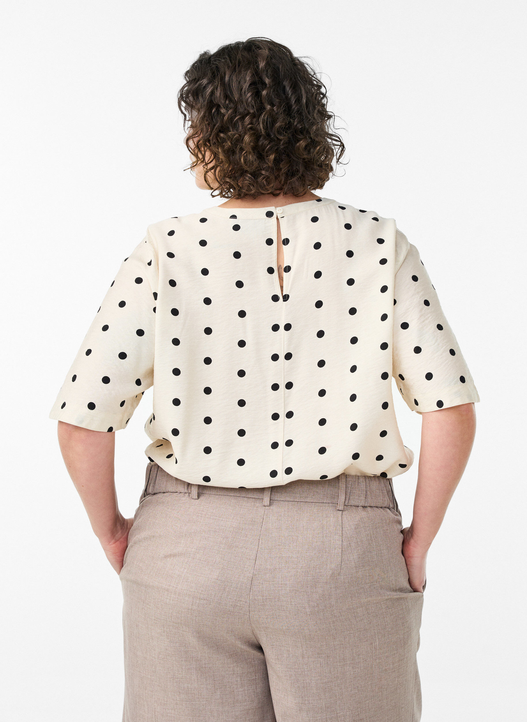 Zizzi Blouse en viscose &agrave; pois et manches courtes, Vanille, Model image number 2
