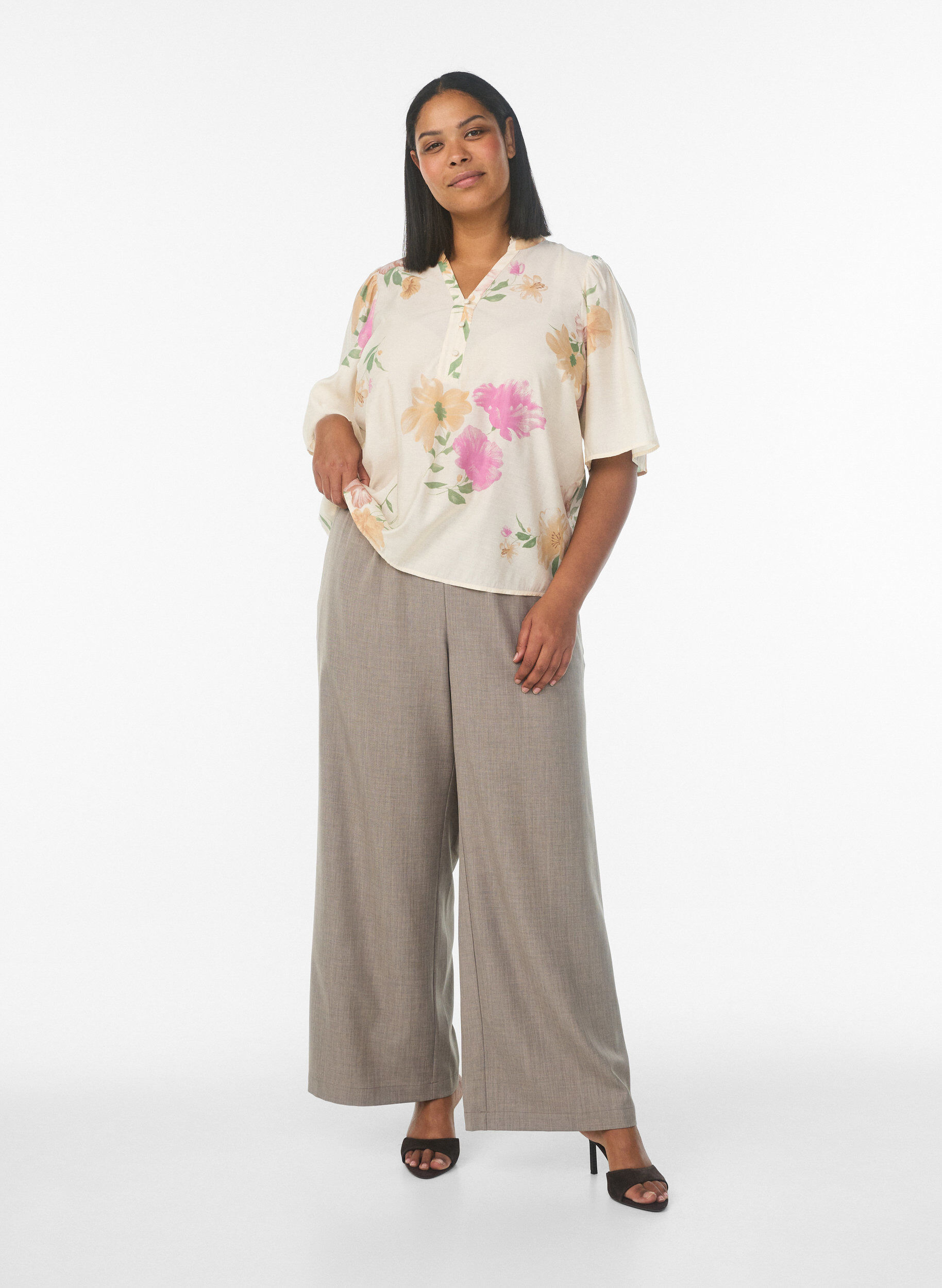 Zizzi Gebl&uuml;mte Bluse mit R&uuml;schenkragen und 1/2-&Auml;rmeln, Beige, Model image number 1