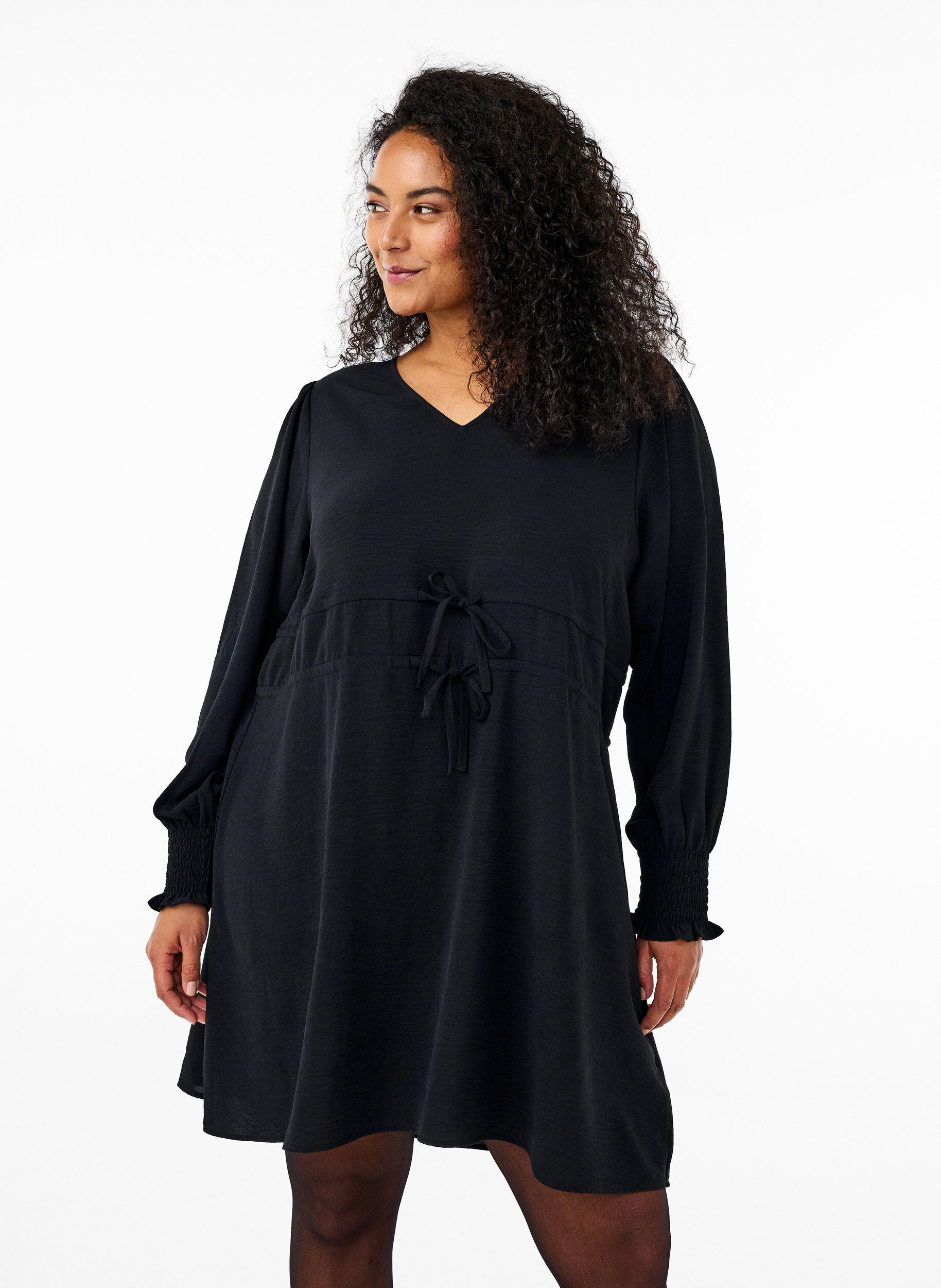 Zizzi Kleid mit Bindeg&uuml;rtel in der Taille, Schwarz, Model image number 0