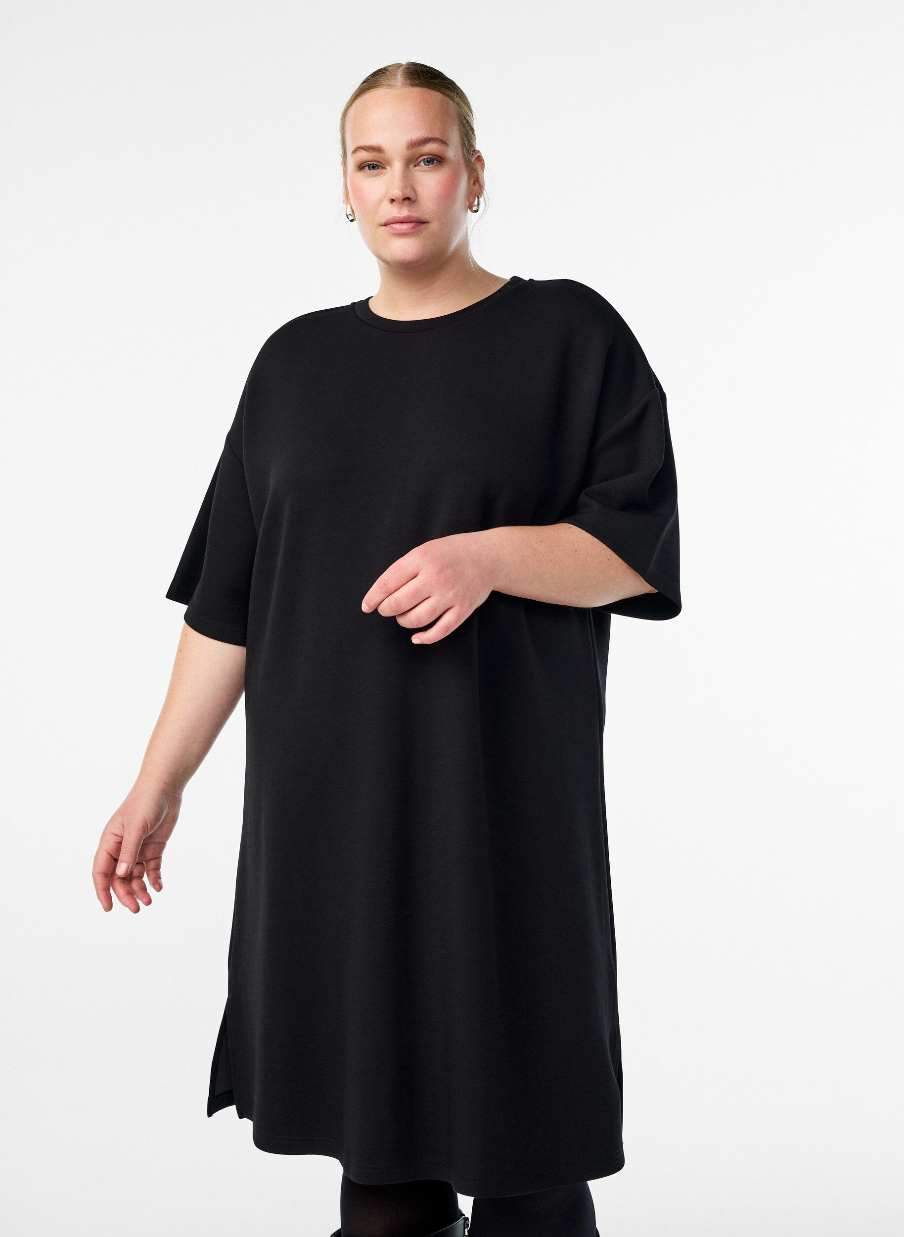 T-Shirt-Kleid aus Jersey mit Seitenschlitzen, Schwarz, Model