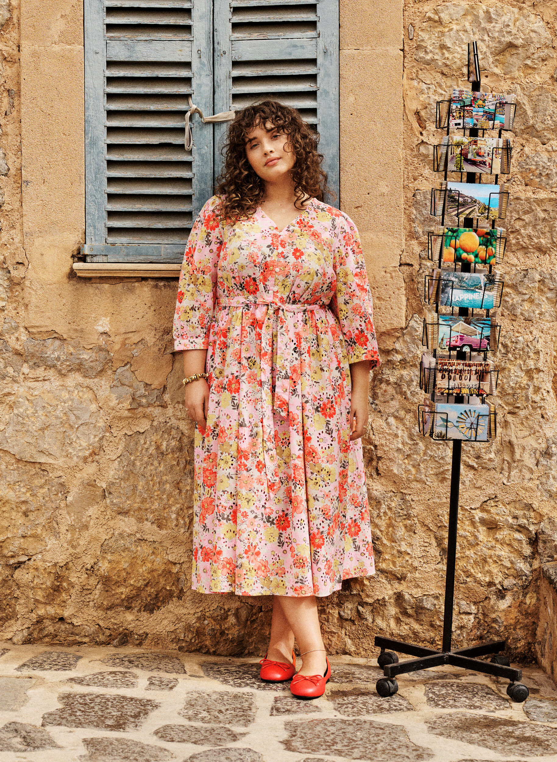 ZizziGebl&uuml;mtes Midikleid mit Lochstickerei und Bindeg&uuml;rtel, Rot, Image image number 0