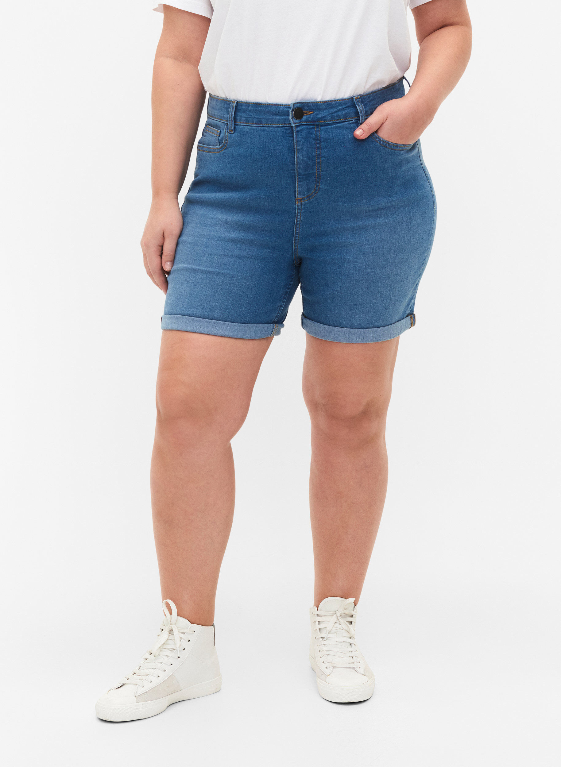 Zizzi Short en jean &agrave; taille haute et coupe ajust&eacute;e, Medium Blue Denim, Model image number 2