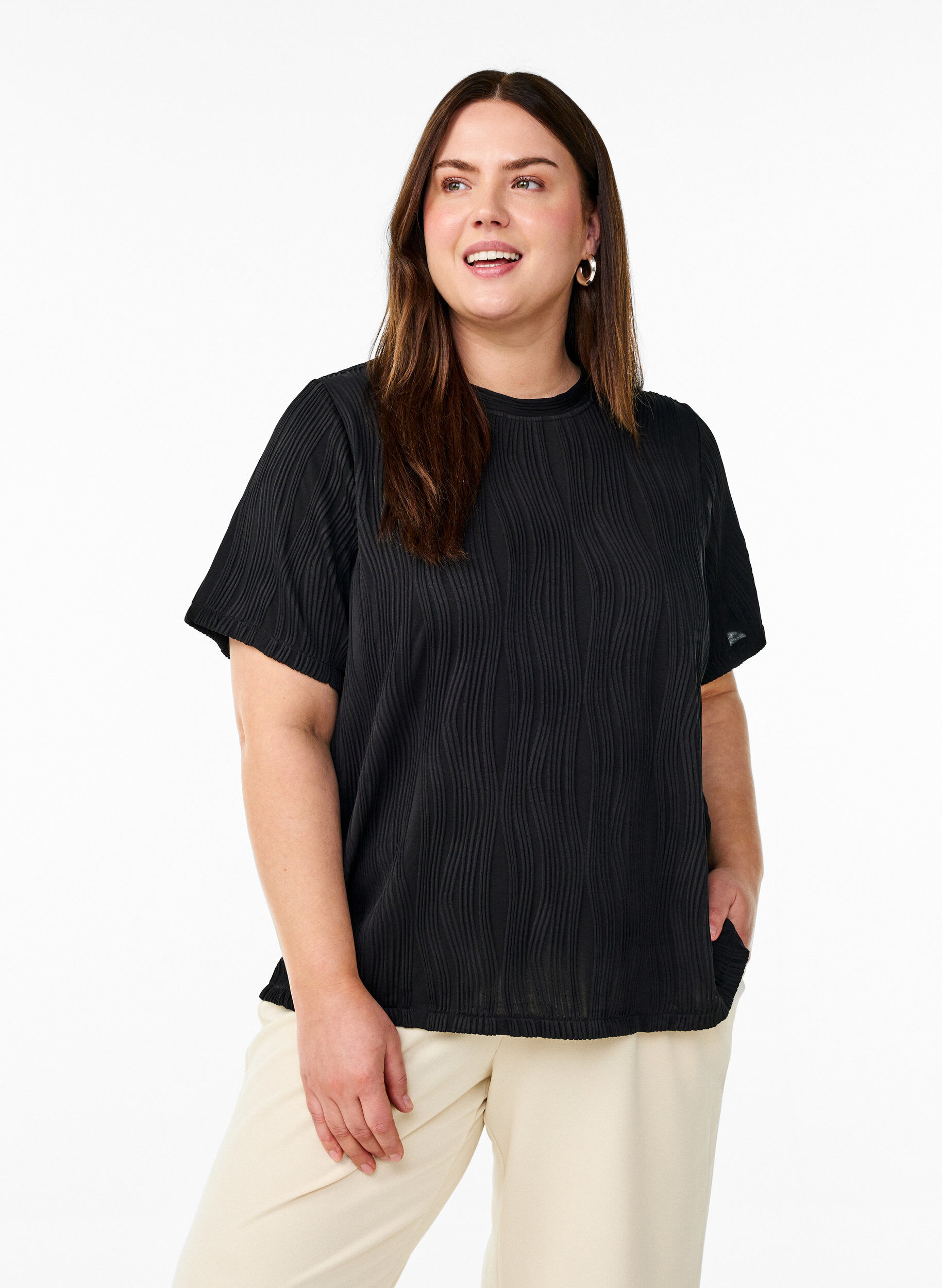 Zizzi Bluse mit kurzen &Auml;rmeln und einer welligen Struktur, Schwarz, Model image number 0