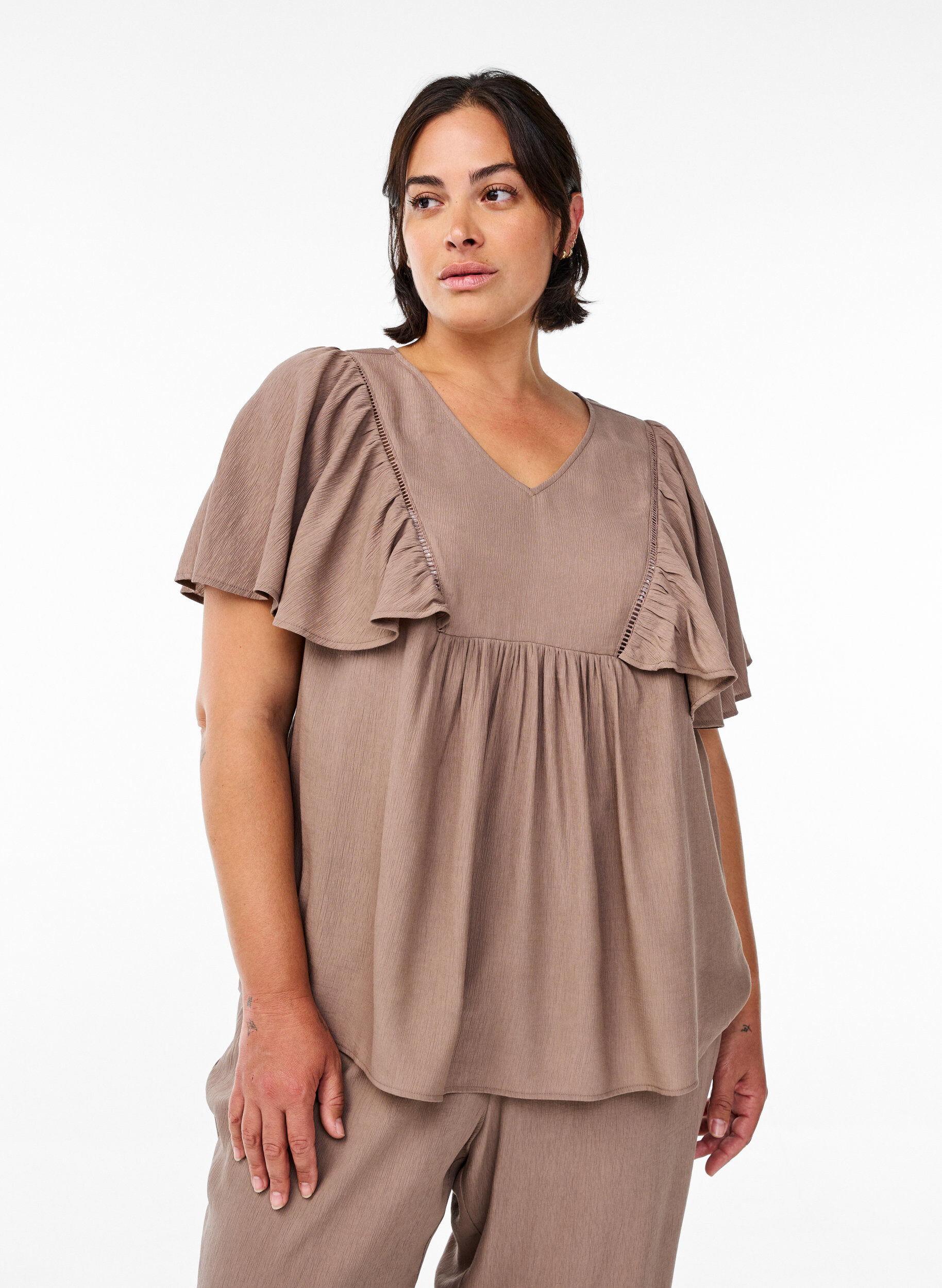 Zizzi Bluse mit kurzen R&uuml;schen&auml;rmeln, Braun, Model image number 0